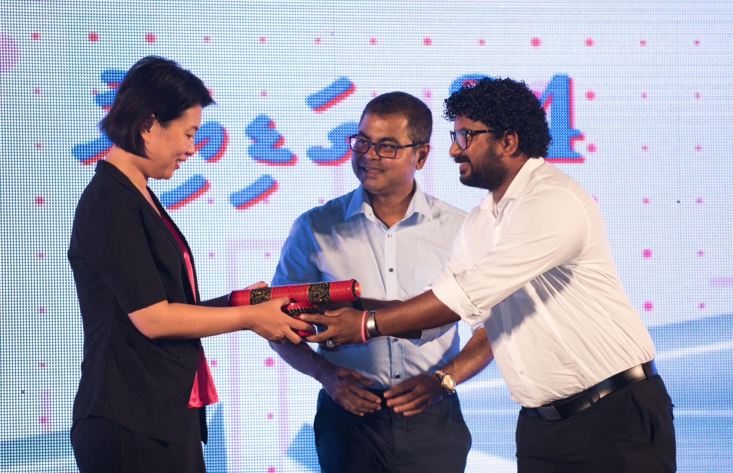 މާލެ: ސެޕްޓެމްބަރު 6، 2018- ޗައިނާ ސަރުކާރުން ރާއްޖެ އަށް 35 ޖަނަރޭޓަރު ހަދިޔާކުރުން ފާހަގަކުރުމުގެ ގޮތުން ޖުމްހޫރީ މައިދާނުގައި "24 ގަޑިއިރު ކަރަންޓު ޔަގީން" ގެ ނަމުގައި ބޭއްވި ޖަލްސާގައި ފެނަކަ ކޯޕަރޭޝަންގެ ފަރާތުން ފެނަކައިގެ މެނޭޖިން ޑިރެކްޓަރު ލަމްއާން، ޗައިނާގެ ސަރުކާރަށް އަގުވަޒަންކުރުމުގެ ހަނދާނީ ހަދިޔާއެއް އަރުވާއިރު އަރިހުގައި އެންވާރޮމަންޓް މިނިސްޓަރު ތޯރިގު.---ފޮޓޯ: ހުސައިން ވަހީދު/މިހާރު