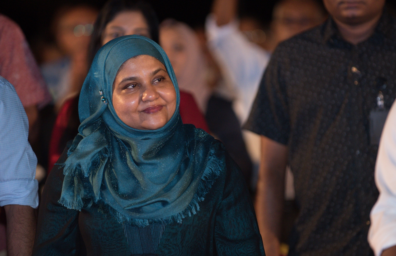 މާލެ: ސެޕްޓެމްބަރު 6، 2018- ޗައިނާ ސަރުކާރުން ރާއްޖެ އަށް 35 ޖަނަރޭޓަރު ހަދިޔާކުރުން ފާހަގަކުރުމުގެ ގޮތުން ޖުމްހޫރީ މައިދާނުގައި "24 ގަޑިއިރު ކަރަންޓު ޔަގީން" ގެ ނަމުގައި ބޭއްވި ޖަލްސާ ޝަރަފުވެރިކޮށްދެއްވި، ރައީސް ޔާމީންގެ އަނބިކަނބަލުން ފާތިމަތު އިބްރާހިމް ޖަލްސާގައި ބައިވެރިވެވަޑައިގަންނަވަނީ.---ފޮޓޯ: ހުސައިން ވަހީދު/މިހާރު