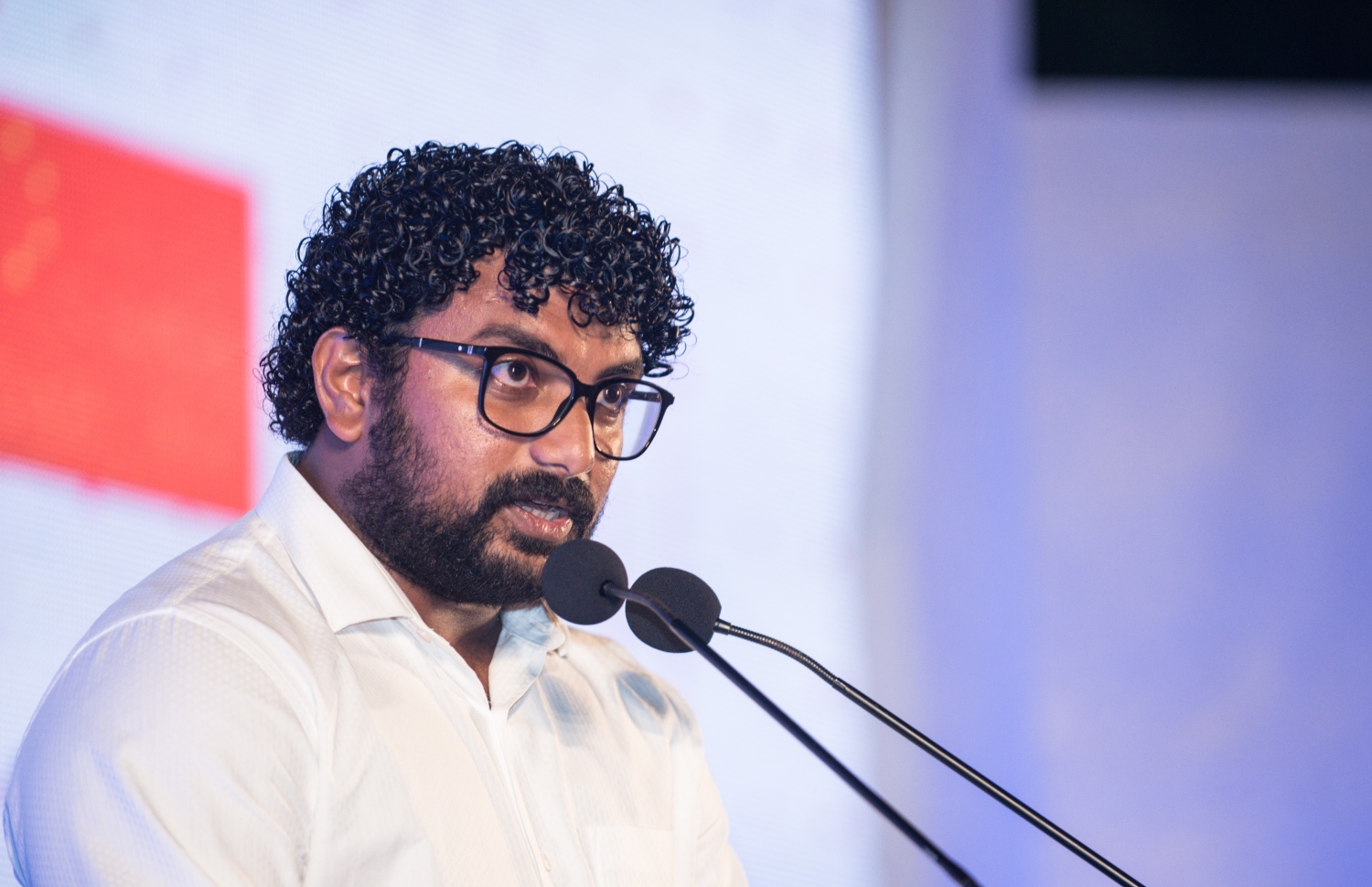 މާލެ: ސެޕްޓެމްބަރު 6، 2018- ޗައިނާ ސަރުކާރުން ރާއްޖެ އަށް 35 ޖަނަރޭޓަރު ހަދިޔާކުރުން ފާހަގަކުރުމުގެ ގޮތުން ޖުމްހޫރީ މައިދާނުގައި "24 ގަޑިއިރު ކަރަންޓު ޔަގީން" ގެ ނަމުގައި ބޭއްވި ޖަލްސާގައި ފެނަކަ ކޯޕަރޭޝަންގެ މެނޭޖިން ޑިރެކްޓަރު ލަމްއާން ވާހަކަދައްކަވަނީ.---ފޮޓޯ: ހުސައިން ވަހީދު/މިހާރު