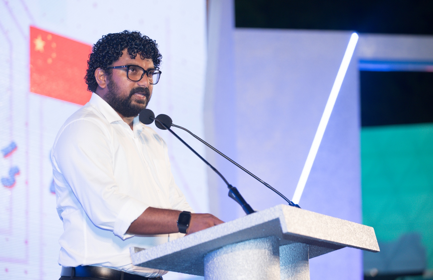 މާލެ: ސެޕްޓެމްބަރު 6، 2018- ޗައިނާ ސަރުކާރުން ރާއްޖެ އަށް 35 ޖަނަރޭޓަރު ހަދިޔާކުރުން ފާހަގަކުރުމުގެ ގޮތުން ޖުމްހޫރީ މައިދާނުގައި "24 ގަޑިއިރު ކަރަންޓު ޔަގީން" ގެ ނަމުގައި ބޭއްވި ޖަލްސާގައި ފެނަކަ ކޯޕަރޭޝަންގެ މެނޭޖިން ޑިރެކްޓަރު ލަމްއާން ވާހަކަދައްކަވަނީ.---ފޮޓޯ: ހުސައިން ވަހީދު/މިހާރު