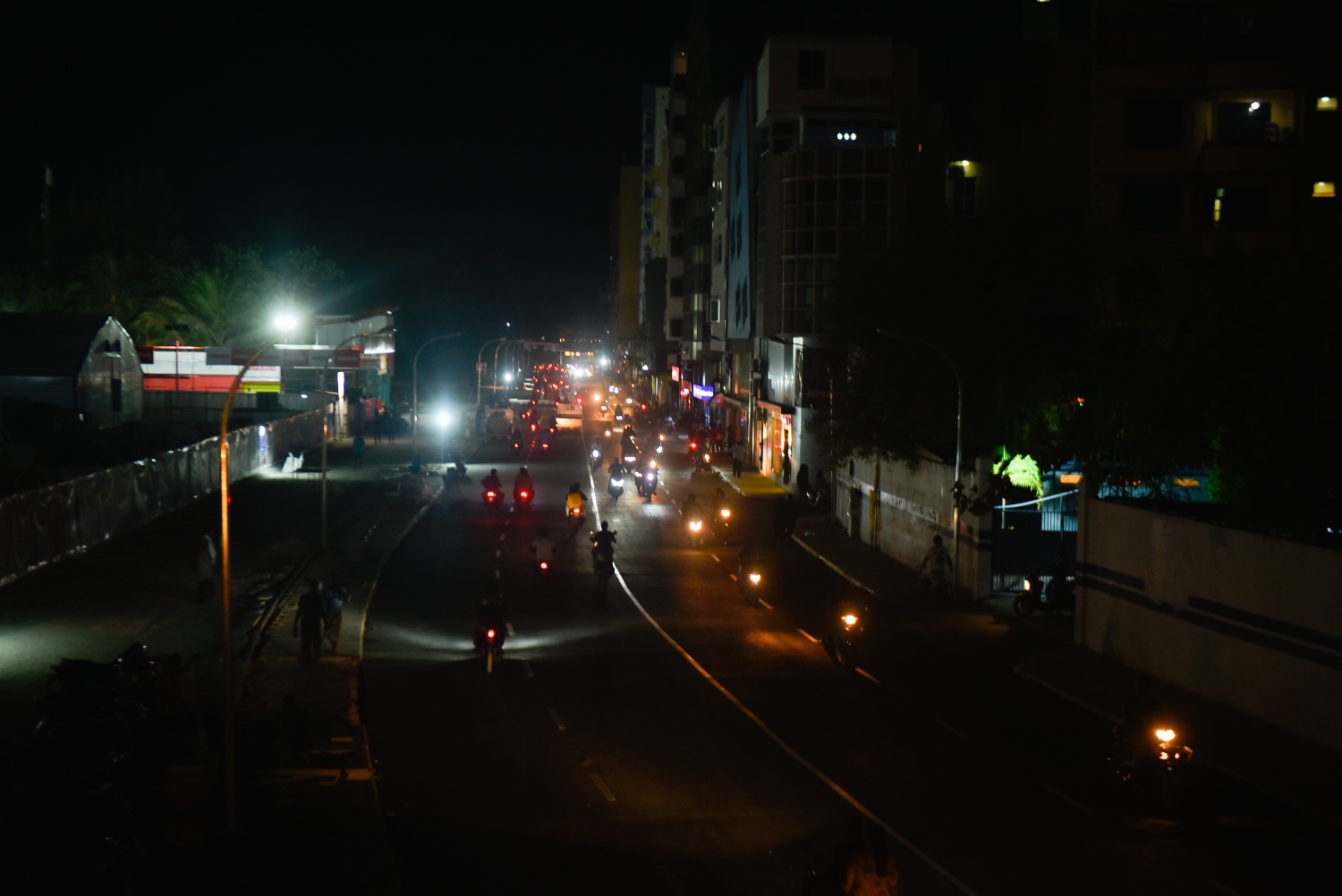 މާލެ: ސެޕްޓެމްބަރު 6، 2018- ސިނަމާލެ ބްރިޖާ ގުޅޭ ބޮޑުތަކުރުފާނު މަގުގައި ތާރު އަޅައިގެން ހެދި ރިންގް ރޯޑް އާންމުކޮށް ހުޅުވައިލުމުން ވެހިކަލްތައް ދުއްވާފައި ދަނީ: ބޮޑުތަކުރުފާނުމަގުގެ ބޮޑު ބައެއްގައި ރައީސް ޔާމީންގެ ސަަރުކާރުން ވަނީ ތާރުއަޅައި ރަނގަޅު ފެންވަރަކަށް މިހާރު ހަދާފައި.---ފޮޓޯ: އަހުމަދު ނިޝާތު/މިހާރު