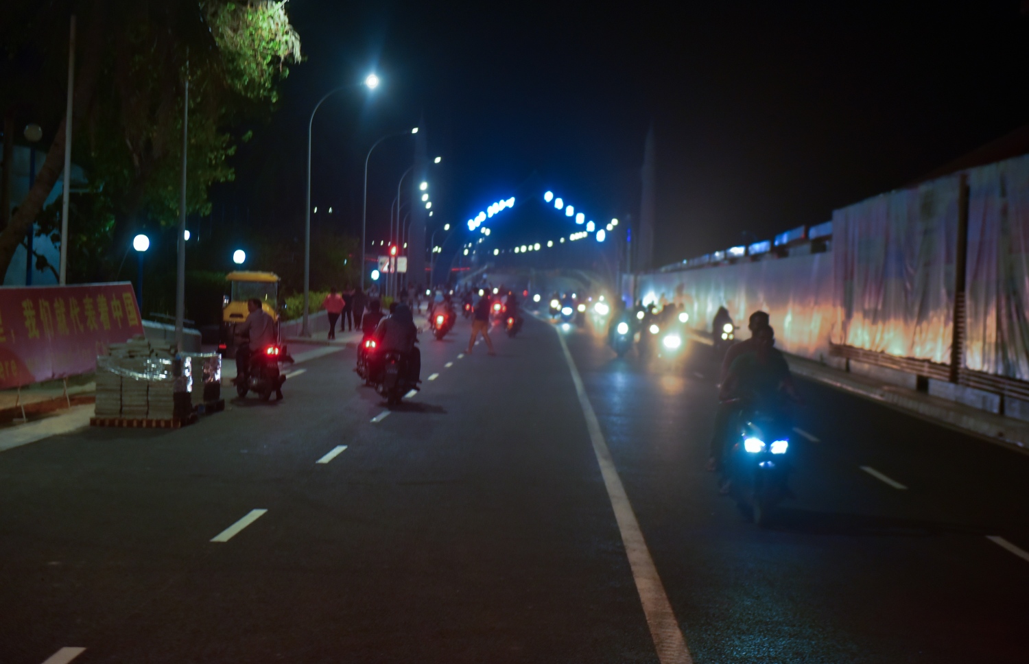 މާލެ: ސެޕްޓެމްބަރު 6، 2018- ސިނަމާލެ ބްރިޖާ ގުޅޭ ބޮޑުތަކުރުފާނު މަގުގައި ތާރު އަޅައިގެން ހެދި ރިންގް ރޯޑް އާންމުކޮށް ހުޅުވައިލުމުން ވެހިކަލްތައް ދުއްވާފައި ދަނީ: ބޮޑުތަކުރުފާނުމަގުގެ ބޮޑު ބައެއްގައި ރައީސް ޔާމީންގެ ސަަރުކާރުން މިހާރު ވަނީ ތާރުއަޅައި ރަނގަޅު ފެންވަރަކަށް ހަދާފައި.---ފޮޓޯ: އަހުމަދު ނިޝާތު/މިހާރު