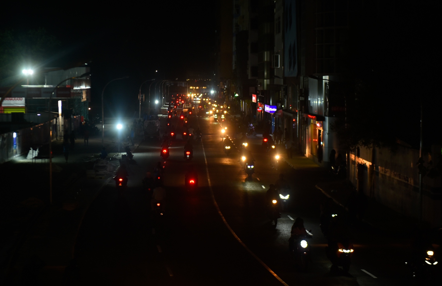 މާލެ: ސެޕްޓެމްބަރު 6، 2018- ސިނަމާލެ ބްރިޖާ ގުޅޭ ބޮޑުތަކުރުފާނު މަގުގައި ތާރު އަޅައިގެން ހެދި ރިންގް ރޯޑް އާންމުކޮށް ހުޅުވައިލުމުން ވެހިކަލްތައް ދުއްވާފައި ދަނީ: ބޮޑުތަކުރުފާނުމަގުގެ ބޮޑު ބައެއްގައި ރައީސް ޔާމީންގެ ސަަރުކާރުން މިހާރު ވަނީ ތާރުއަޅައި ރަނގަޅު ފެންވަރަކަށް ހަދާފައި.---ފޮޓޯ: އަހުމަދު ނިޝާތު/މިހާރު