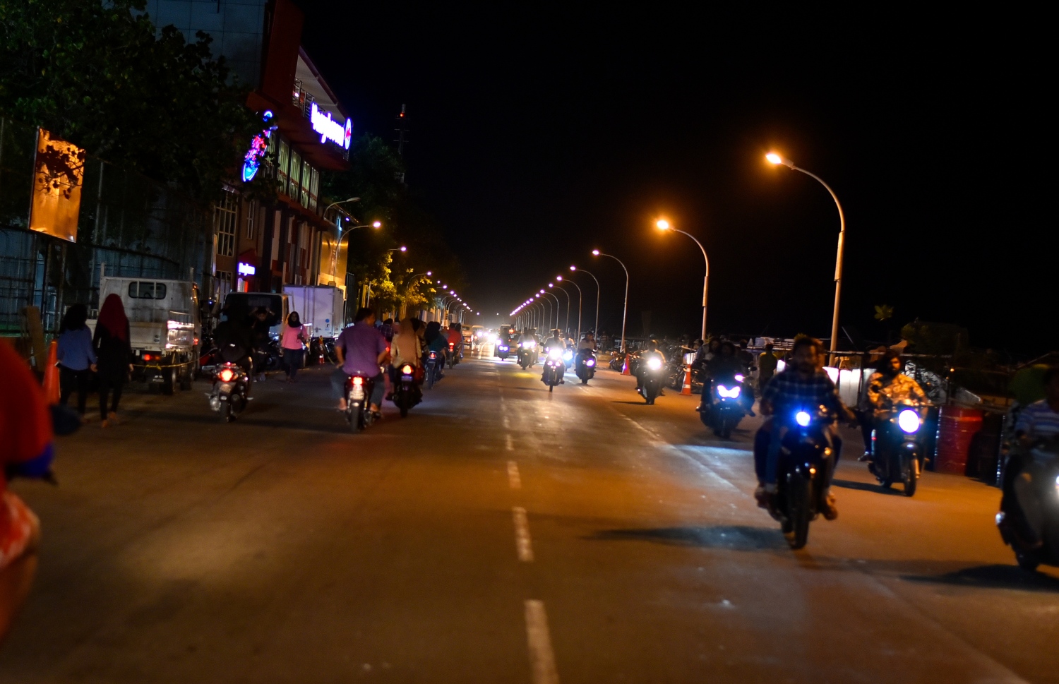 މާލެ: ސެޕްޓެމްބަރު 6، 2018- ސިނަމާލެ ބްރިޖާ ގުޅޭ ބޮޑުތަކުރުފާނު މަގުގައި ތާރު އަޅައިގެން ހެދި ރިންގް ރޯޑް އާންމުކޮށް ހުޅުވައިލުމުން ވެހިކަލްތައް ދުއްވާފައި ދަނީ: ބޮޑުތަކުރުފާނުމަގުގެ ބޮޑު ބައެއްގައި ރައީސް ޔާމީންގެ ސަަރުކާރުން މިހާރު ވަނީ ތާރުއަޅައި ރަނގަޅު ފެންވަރަކަށް ހަދާފައި.---ފޮޓޯ: އަހުމަދު ނިޝާތު/މިހާރު