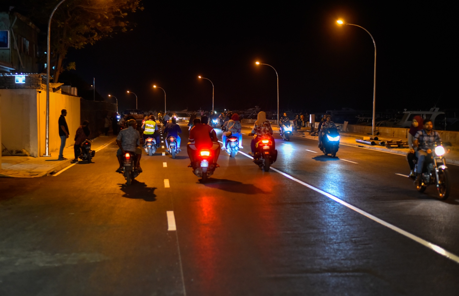 މާލެ: ސެޕްޓެމްބަރު 6، 2018- ސިނަމާލެ ބްރިޖާ ގުޅޭ ބޮޑުތަކުރުފާނު މަގުގައި ތާރު އަޅައިގެން ހެދި ރިންގް ރޯޑް އާންމުކޮށް ހުޅުވައިލުމުން ވެހިކަލްތައް ދުއްވާފައި ދަނީ: ބޮޑުތަކުރުފާނުމަގުގެ ބޮޑު ބައެއްގައި ރައީސް ޔާމީންގެ ސަަރުކާރުން މިހާރު ވަނީ ތާރުއަޅައި ރަނގަޅު ފެންވަރަކަށް ހަދާފައި.---ފޮޓޯ: އަހުމަދު ނިޝާތު/މިހާރު