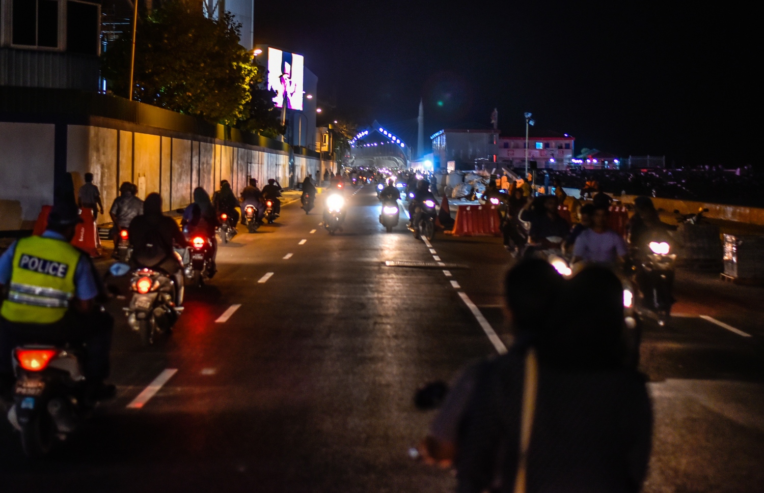 މާލެ: ސެޕްޓެމްބަރު 6، 2018- ސިނަމާލެ ބްރިޖާ ގުޅޭ ބޮޑުތަކުރުފާނު މަގުގައި ތާރު އަޅައިގެން ހެދި ރިންގް ރޯޑް އާންމުކޮށް ހުޅުވައިލުމުން ވެހިކަލްތައް ދުއްވާފައި ދަނީ: ބޮޑުތަކުރުފާނުމަގުގެ ބޮޑު ބައެއްގައި ރައީސް ޔާމީންގެ ސަަރުކާރުން މިހާރު ވަނީ ތާރުއަޅައި ރަނގަޅު ފެންވަރަކަށް ހަދާފައި.---ފޮޓޯ: އަހުމަދު ނިޝާތު/މިހާރު