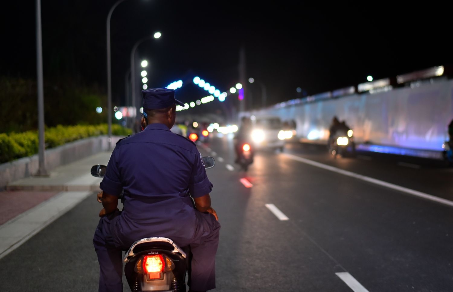 މާލެ: ސެޕްޓެމްބަރު 6، 2018- ސިނަމާލެ ބްރިޖާ ގުޅޭ ބޮޑުތަކުރުފާނު މަގުގައި ތާރު އަޅައިގެން ހެދި ރިންގް ރޯޑް އާންމުކޮށް ހުޅުވައިލުމުން ދެ ފުލުހަކު ސައިކަލްގައި ދަނީ: މާލޭގައި ހުންނަ ހުޅުމާލޭގެ ފެރީ ޓާމިނަލުން ފެށިގެން ކަޅުތުއްކަލާކޮއްޓާ ހަމައަށް، ބޮޑުތަކުރުފާނު މަގުގައި ވެހިކަލްތައް ޕާކް ކުރުމަކީ މަނާކަމެއް.---ފޮޓޯ: އަހުމަދު ނިޝާތު/މިހާރު