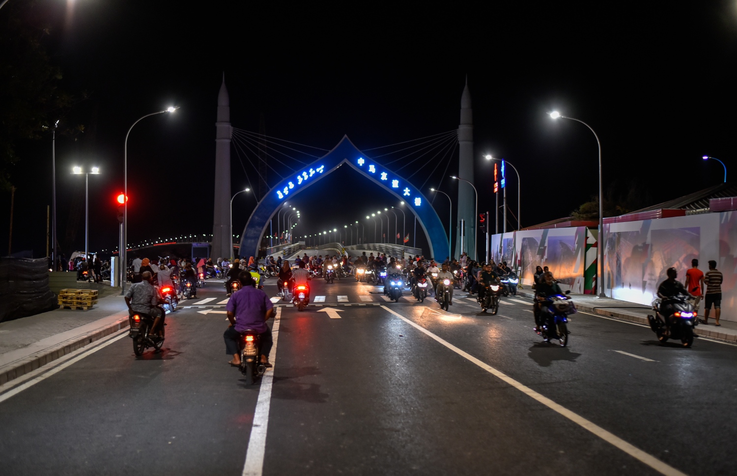 މާލެ: ސެޕްޓެމްބަރު 6، 2018- ސިނަމާލެ ބްރިޖާ ގުޅޭ ބޮޑުތަކުރުފާނު މަގުގައި ތާރު އަޅައިގެން ހެދި ރިންގް ރޯޑް އާންމުކޮށް ހުޅުވައިލުމުން، ބްރިޖު ކައިރިން ސައިކަލްތައް ދުއްވާފައި ދަނީ: ބޮޑުތަކުރުފާނުމަގުގެ ބޮޑު ބައެއްގައި ރައީސް ޔާމީންގެ ސަަރުކާރުން މިހާރު ވަނީ ތާރުއަޅައި ރަނގަޅު ފެންވަރަކަށް ހަދާފައި.---ފޮޓޯ: އަހުމަދު ނިޝާތު/މިހާރު