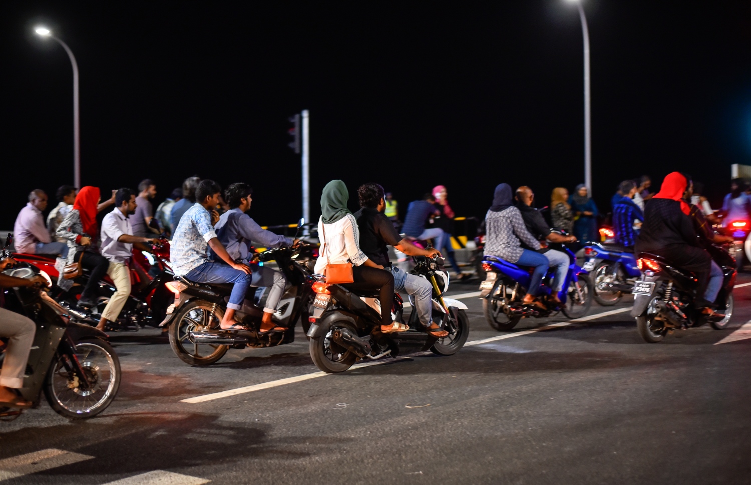 މާލެ: ސެޕްޓެމްބަރު 6، 2018- ސިނަމާލެ ބްރިޖާ ގުޅޭ ބޮޑުތަކުރުފާނު މަގުގައި ތާރު އަޅައިގެން ހެދި ރިންގް ރޯޑް އާންމުކޮށް ހުޅުވައިލުމުން ސައިކަލްތައް ދުއްވާފައި ދަނީ: ބޮޑުތަކުރުފާނުމަގުގެ ބޮޑު ބައެއްގައި ރައީސް ޔާމީންގެ ސަަރުކާރުން މިހާރު ވަނީ ތާރުއަޅައި ރަނގަޅު ފެންވަރަކަށް ހަދާފައި.---ފޮޓޯ: އަހުމަދު ނިޝާތު/މިހާރު