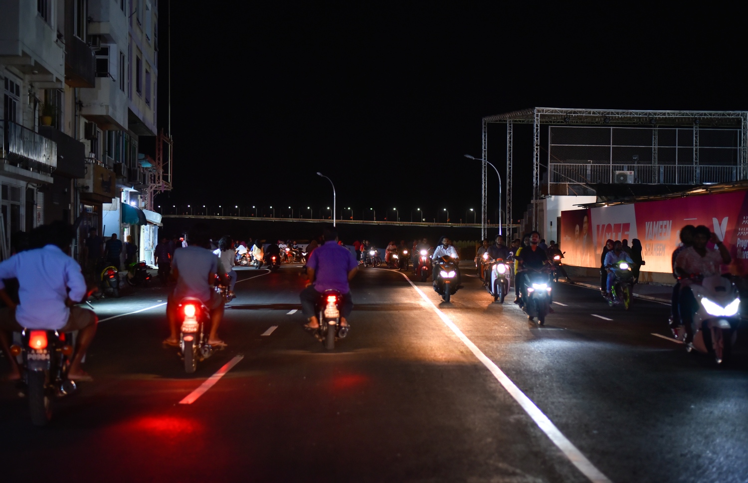 މާލެ: ސެޕްޓެމްބަރު 6، 2018- ސިނަމާލެ ބްރިޖާ ގުޅޭ ބޮޑުތަކުރުފާނު މަގުގައި ތާރު އަޅައިގެން ހެދި ރިންގް ރޯޑް އާންމުކޮށް ހުޅުވައިލުމުން ސައިކަލްތައް ދުއްވާފައި ދަނީ: ބޮޑުތަކުރުފާނުމަގުގެ ބޮޑު ބައެއްގައި ރައީސް ޔާމީންގެ ސަަރުކާރުން މިހާރު ވަނީ ތާރުއަޅައި ރަނގަޅު ފެންވަރަކަށް ހަދާފައި.---ފޮޓޯ: އަހުމަދު ނިޝާތު/މިހާރު