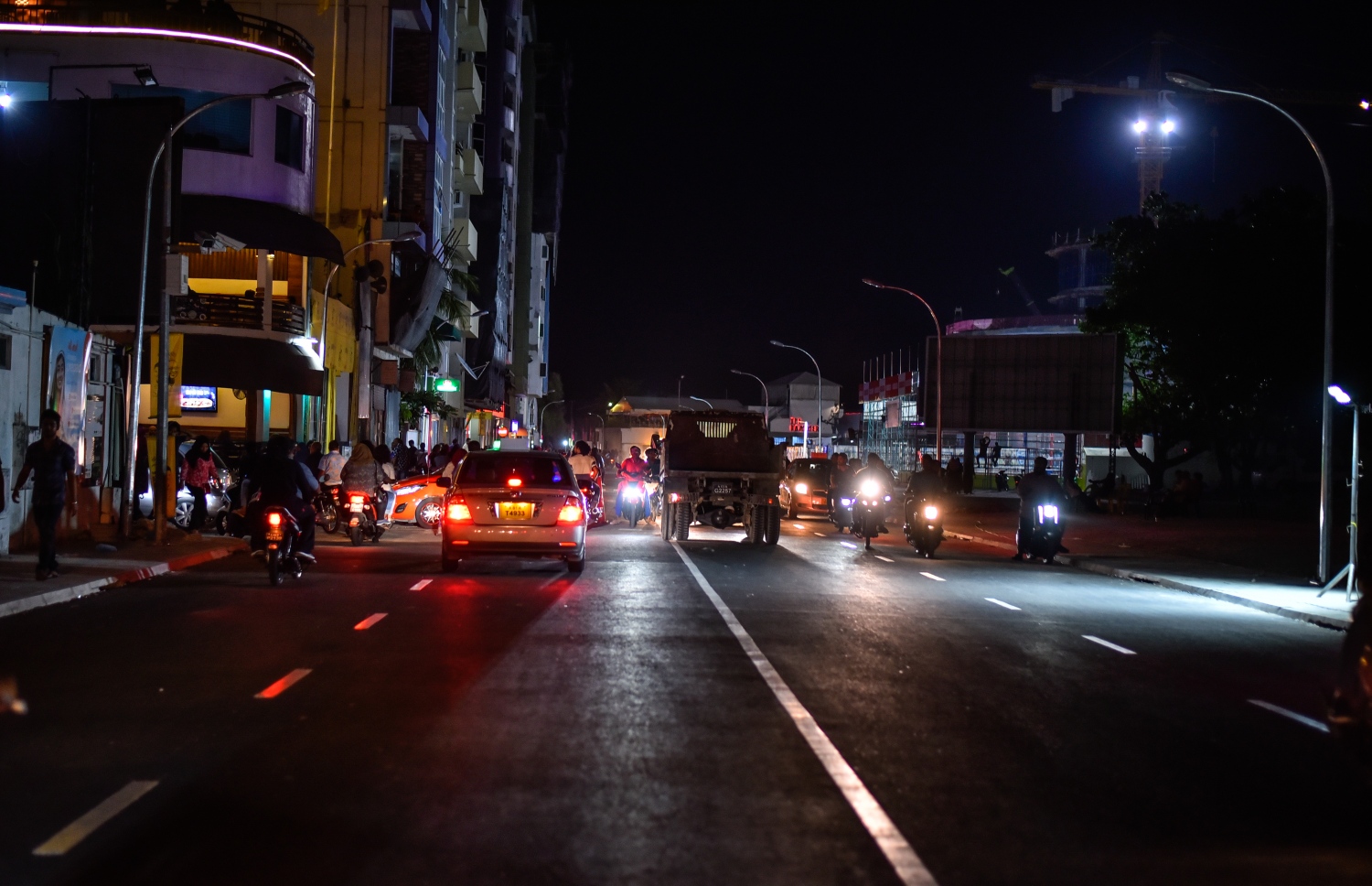 މާލެ: ސެޕްޓެމްބަރު 6، 2018- ސިނަމާލެ ބްރިޖާ ގުޅޭ ބޮޑުތަކުރުފާނު މަގުގައި ތާރު އަޅައިގެން ހެދި ރިންގް ރޯޑް އާންމުކޮށް ހުޅުވައިލުމުން ވެހިކަލްތަކެއް ދުއްވާފައި ދަނީ: ބޮޑުތަކުރުފާނުމަގުގެ ބޮޑު ބައެއްގައި ރައީސް ޔާމީންގެ ސަަރުކާރުން މިހާރު ވަނީ ތާރުއަޅައި ރަނގަޅު ފެންވަރަކަށް ހަދާފައި.---ފޮޓޯ: އަހުމަދު ނިޝާތު/މިހާރު