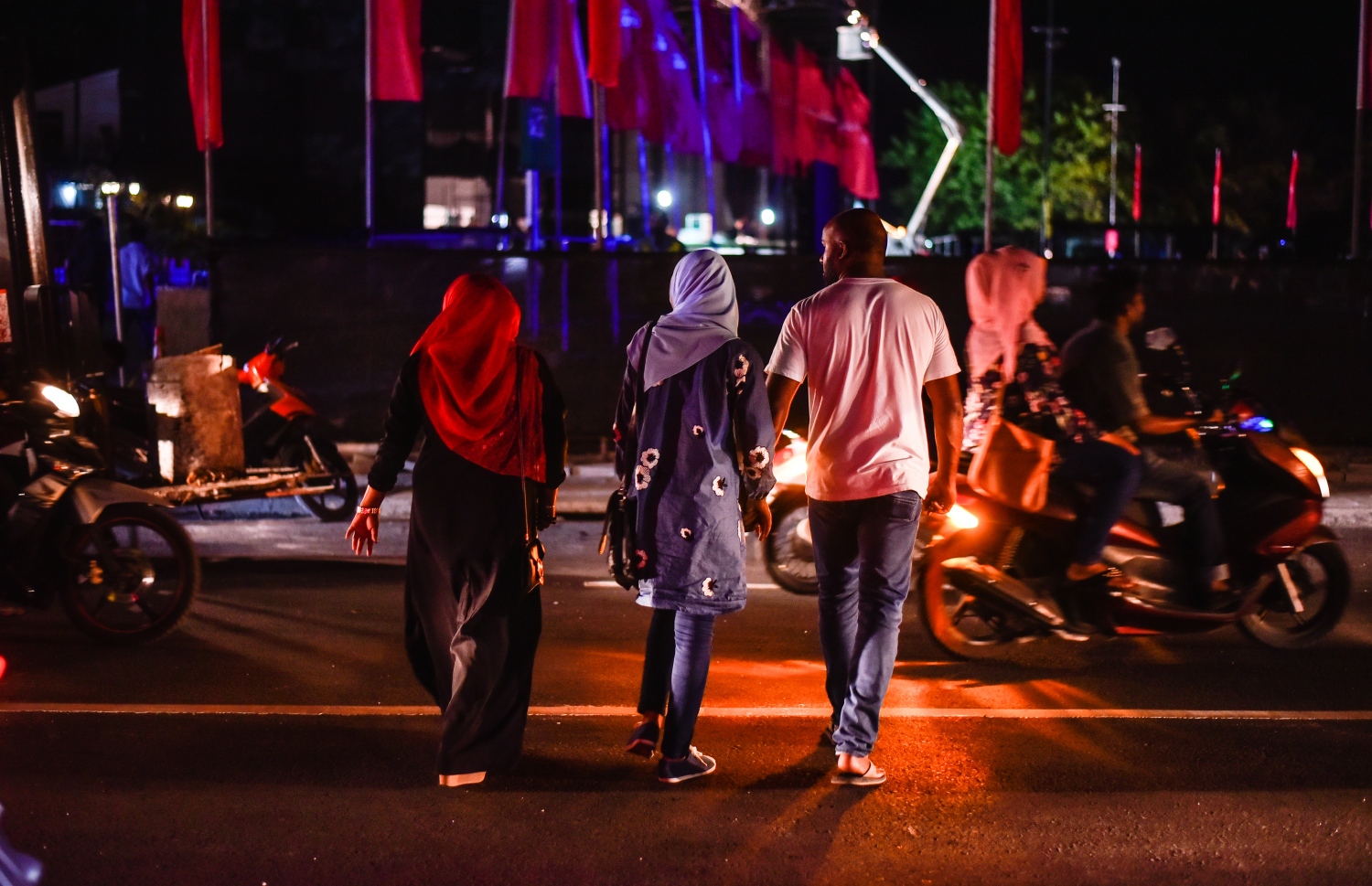 މާލެ: ސެޕްޓެމްބަރު 6، 2018- ސިނަމާލެ ބްރިޖާ ގުޅޭ ބޮޑުތަކުރުފާނު މަގުގައި ތާރު އަޅައިގެން ހެދި ރިންގް ރޯޑް އާންމުކޮށް ހުޅުވައިލުމުން ބަޔަކު ހިނގާފައި ދަނީ: ބޮޑުތަކުރުފާނުމަގުގެ ބޮޑު ބައެއްގައި ރައީސް ޔާމީންގެ ސަަރުކާރުން މިހާރު ވަނީ ތާރުއަޅައި ރަނގަޅު ފެންވަރަކަށް ހަދާފައި.---ފޮޓޯ: އަހުމަދު ނިޝާތު/މިހާރު