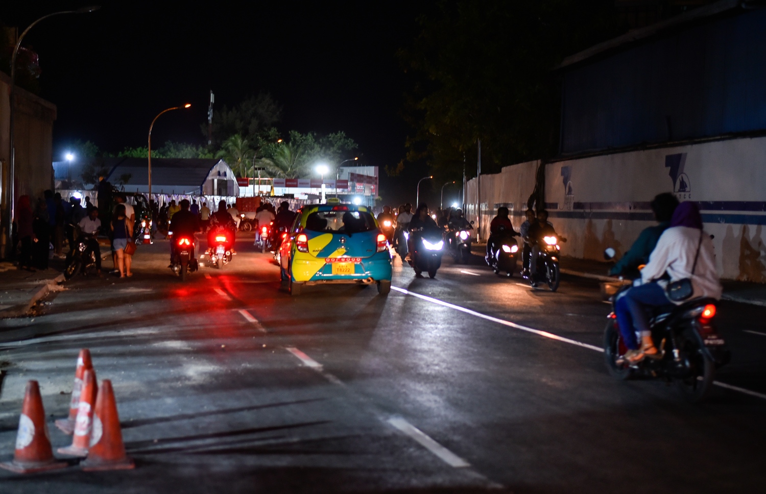 މާލެ: ސެޕްޓެމްބަރު 6، 2018- ސިނަމާލެ ބްރިޖާ ގުޅޭ ބޮޑުތަކުރުފާނު މަގުގައި ތާރު އަޅައިގެން ހެދި ރިންގް ރޯޑް އާންމުކޮށް ހުޅުވައިލުމުން ވެހިކަލްތައް ދުއްވާފައި ދަނީ: ބޮޑުތަކުރުފާނުމަގުގެ ބޮޑު ބައެއްގައި ރައީސް ޔާމީންގެ ސަަރުކާރުން މިހާރު ވަނީ ތާރުއަޅައި ރަނގަޅު ފެންވަރަކަށް ހަދާފައި.---ފޮޓޯ: އަހުމަދު ނިޝާތު/މިހާރު