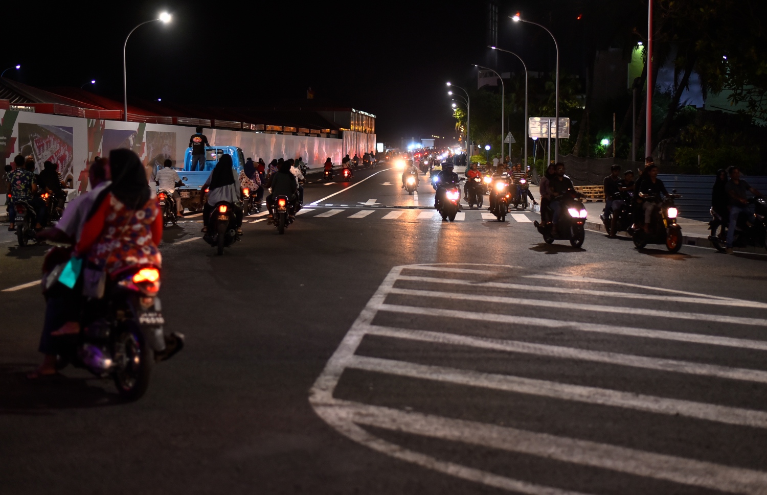 މާލެ: ސެޕްޓެމްބަރު 6، 2018- ސިނަމާލެ ބްރިޖާ ގުޅޭ ބޮޑުތަކުރުފާނު މަގުގައި ތާރު އަޅައިގެން ހެދި ރިންގް ރޯޑް އާންމުކޮށް ހުޅުވައިލުމުން ސައިކަލްތައް ދުއްވާފައި ދަނީ: ބޮޑުތަކުރުފާނުމަގުގެ ބޮޑު ބައެއްގައި ރައީސް ޔާމީންގެ ސަަރުކާރުން މިހާރު ވަނީ ތާރުއަޅައި ރަނގަޅު ފެންވަރަކަށް ހަދާފައި.---ފޮޓޯ: އަހުމަދު ނިޝާތު/މިހާރު