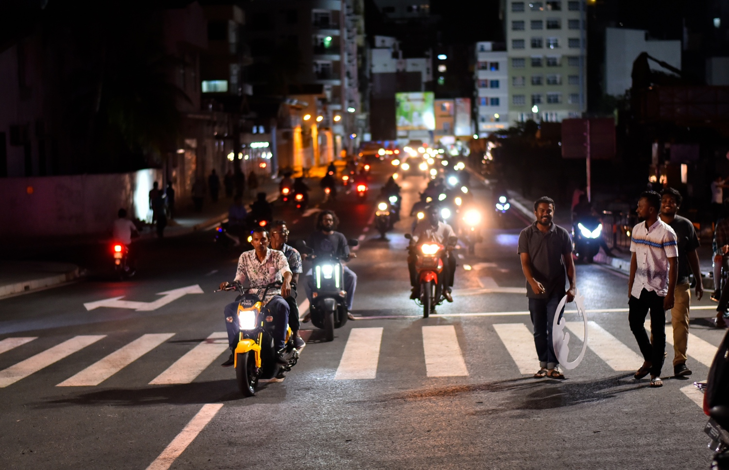 މާލެ: ސެޕްޓެމްބަރު 6، 2018- ސިނަމާލެ ބްރިޖާ ގުޅޭ ބޮޑުތަކުރުފާނު މަގުގައި ތާރު އަޅައިގެން ހެދި ރިންގް ރޯޑް އާންމުކޮށް ހުޅުވައިލުމުން ސައިކަލްތަކެއް ދުއްވާފައި ދާއިރު ބަޔަކު މަގު ހުރަސް ކުރަނީ: ބޮޑުތަކުރުފާނުމަގުގެ ބޮޑު ބައެއްގައި ރައީސް ޔާމީންގެ ސަަރުކާރުން މިހާރު ވަނީ ތާރުއަޅައި ރަނގަޅު ފެންވަރަކަށް ހަދާފައި.---ފޮޓޯ: އަހުމަދު ނިޝާތު/މިހާރު