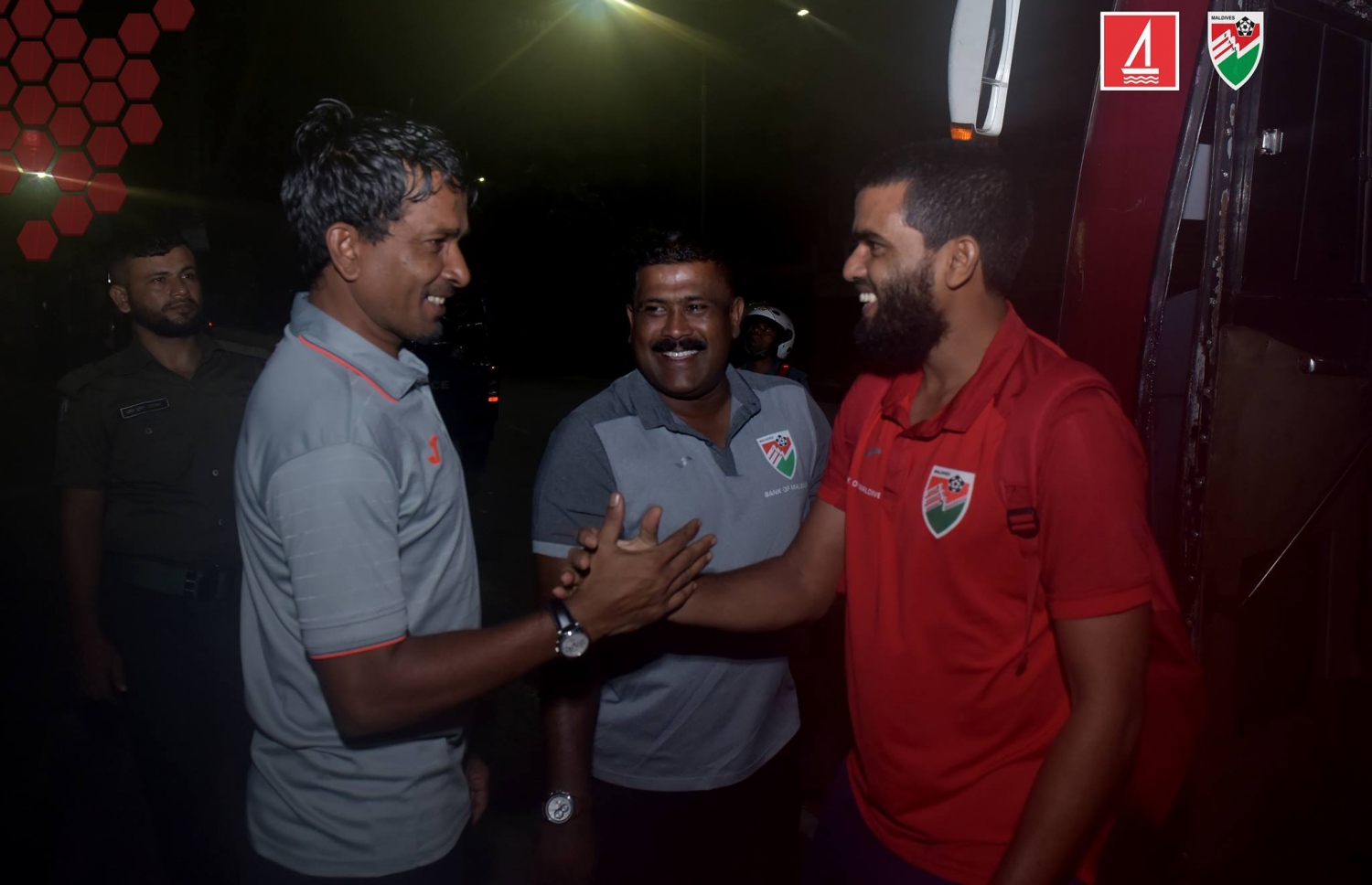 އައްސަދު (ވ) އޭނާގެ ކޮއްކޮ އަކުރަމްއާ ސަލާމްކުރަނީ. -- ފޮޓޯ: އެފްއޭއެމް