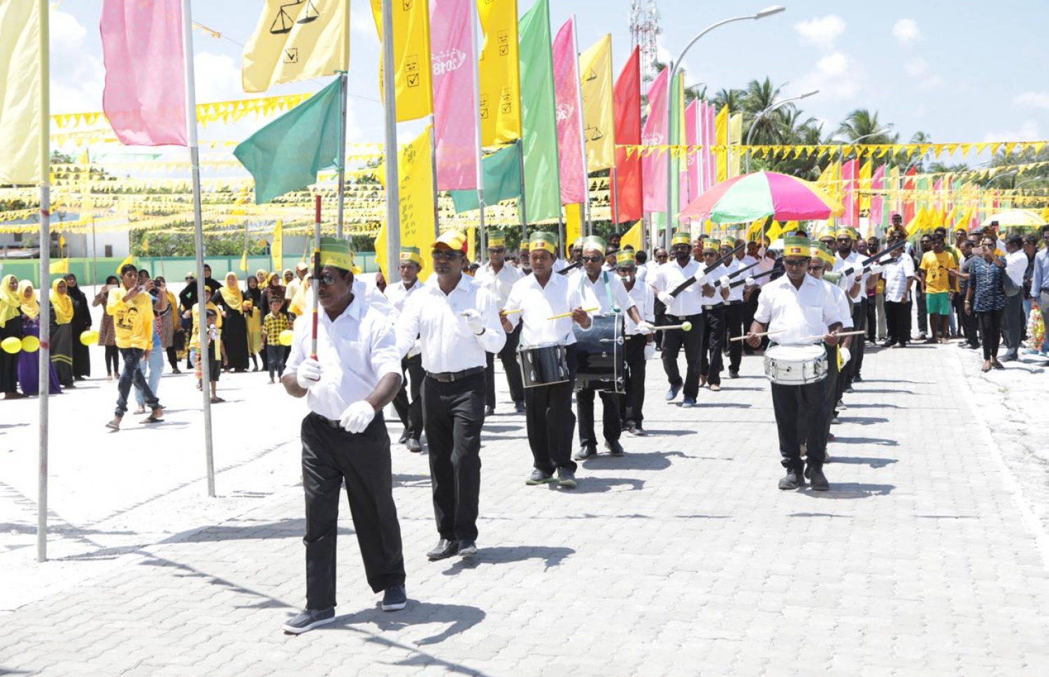 އިބޫ ބާރަށަށް ވަޑައިގަތުމުން ޕެރޭޑެއް ޖަހައި ހޫނު މަރުހަބާއެއް ދެއްނެވުން-- ފޮޓޯ: އެމްޑީޕީ