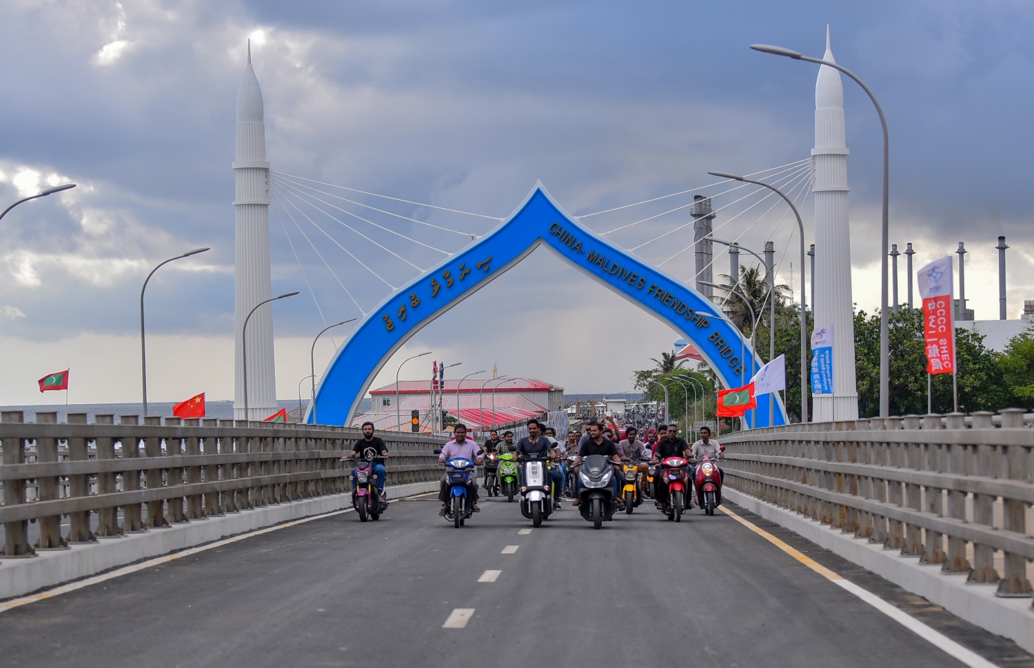 ސެޕްޓެމްބަރު 7، 2018- ސިނަމާލެ ބްރިޖު، އާންމު ދަތުރުފަތުރަށް މިއަދު ހުޅުވައިލުމާ އެކު ބަޔަކު އެ ބްރިޖުމަތިން ސައިކަލްތަކުގައި ދަނީ: ބްރިޖު ހުޅުވައިލި ފުރަތަމަ ވަގުތުކޮޅުގެ ތެރޭގައި ހުޅުމާލެ އަށް ވަރަށް ބާރު ބޮޑުވި.---ފޮޓޯ: އަހުމަދު ނިޝާތު/މިހާރު