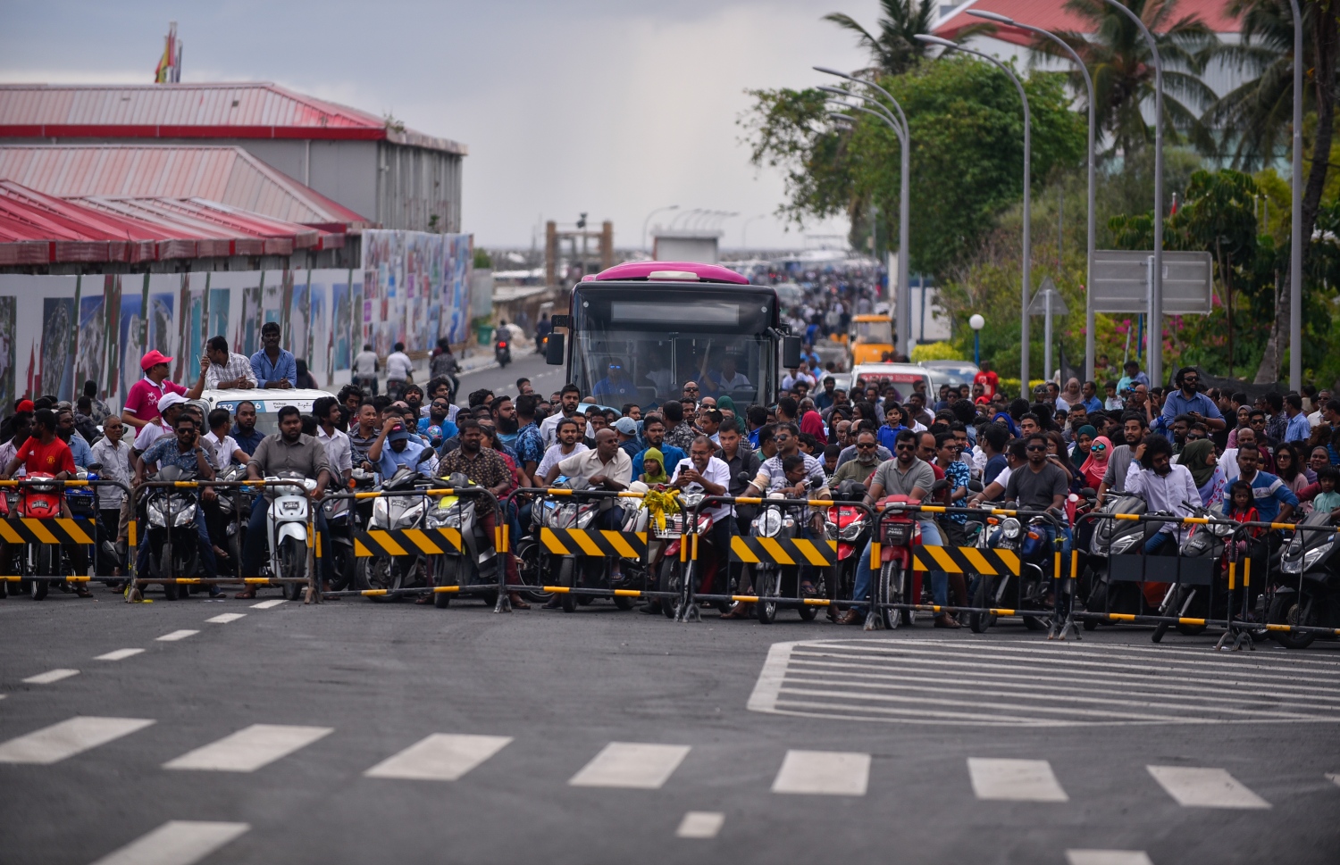 ސެޕްޓެމްބަރު 7، 2018- ސިނަމާލެ ބްރިޖު، އާންމު ދަތުރުފަތުރަށް މިއަދު ހަވީރު 4:00 ގައި ހުޅުވައިލުމުގެ ކުރިން، ބްރިޖުމައްޗަށް އެރުމުގެ އިންތިޒާރުގައި ބަޔަކު މަޑުކޮށްލައިގެން: މި ބްރިޖަށް އާންމުންގެ ޝައުގުވެރިކަން ބޮޑު.---ފޮޓޯ: އަހުމަދު ނިޝާތު/މިހާރު