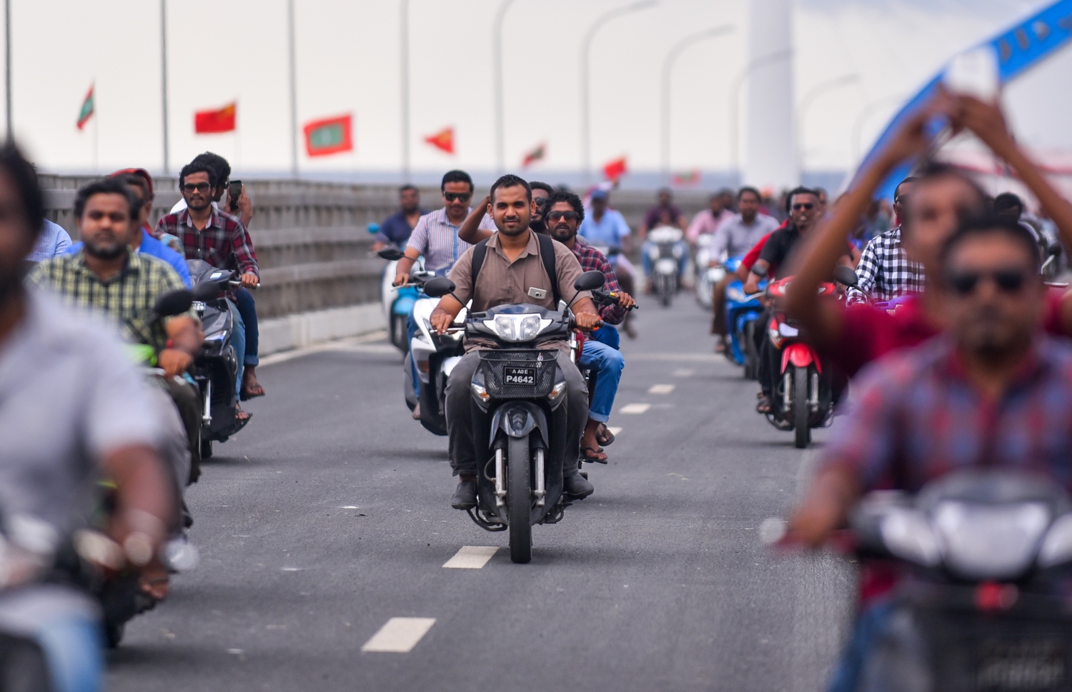 ސެޕްޓެމްބަރު 7، 2018- ސިނަމާލެ ބްރިޖު، އާންމު ދަތުރުފަތުރަށް މިއަދު ހުޅުވައިލުމާ އެކު ބަޔަކު އެ ބްރިޖުމަތިން ސައިކަލްތަކުގައި ދަނީ.---ފޮޓޯ: އަހުމަދު ނިޝާތު/މިހާރު