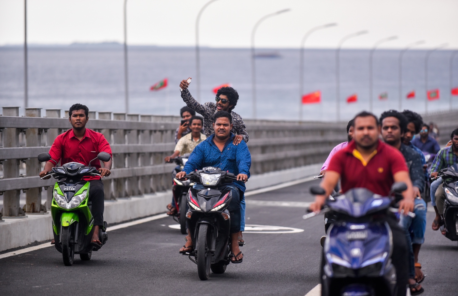 ސެޕްޓެމްބަރު 7، 2018- ސިނަމާލެ ބްރިޖު، އާންމު ދަތުރުފަތުރަށް މިއަދު ހުޅުވައިލުމާ އެކު ބަޔަކު އެ ބްރިޖުމަތިން ސައިކަލްތަކުގައި ދަނީ: މިއީ އެތައް ބަޔަކަށް ލިބުނު ވަރަށް ބޮޑު ލުޔެއް ކަމަށް ދެކޭ މީހުން ވަރަށް ގިނަ.---ފޮޓޯ: އަހުމަދު ނިޝާތު/މިހާރު