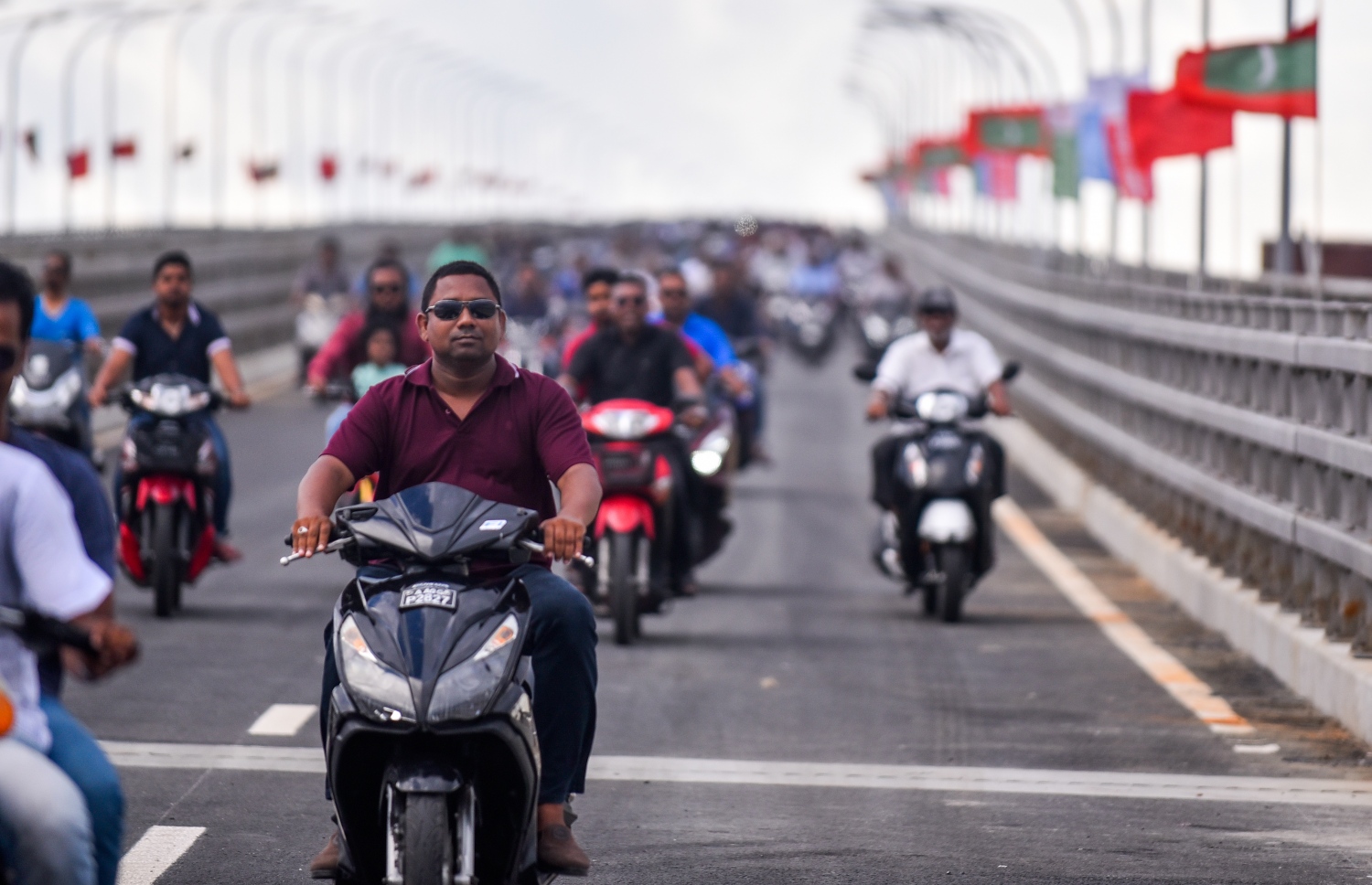 ސެޕްޓެމްބަރު 7، 2018- ސިނަމާލެ ބްރިޖު، އާންމު ދަތުރުފަތުރަށް މިއަދު ހުޅުވައިލުމާ އެކު ބަޔަކު އެ ބްރިޖުމަތިން ސައިކަލްތަކުގައި ދަނީ: މިއީ އެތައް ބަޔަކަށް ލިބުނު ވަރަށް ބޮޑު ލުޔެއް ކަމަށް ދެކޭ މީހުން ވަރަށް ގިނަ.---ފޮޓޯ: އަހުމަދު ނިޝާތު/މިހާރު