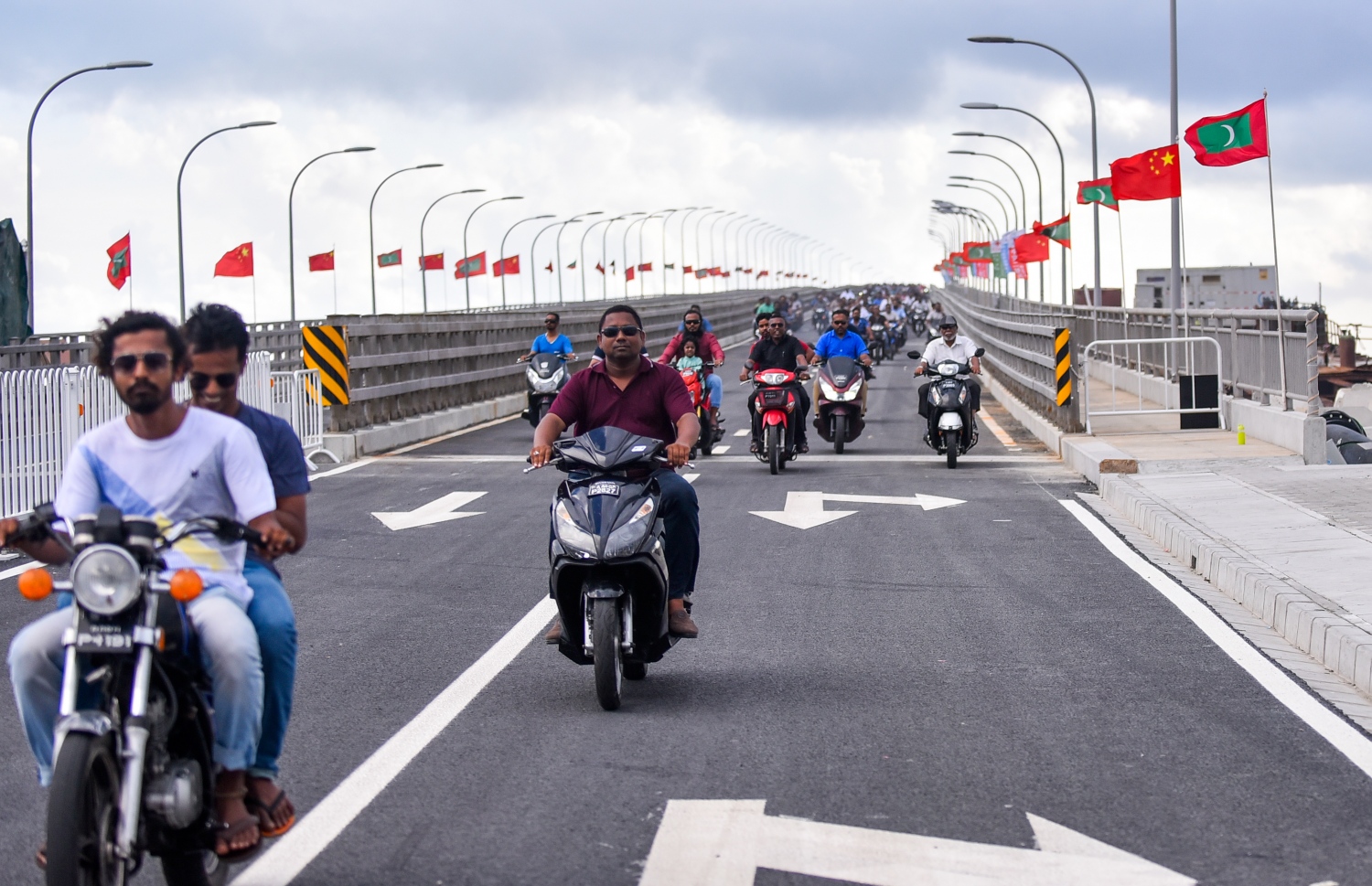 ސެޕްޓެމްބަރު 7، 2018- ސިނަމާލެ ބްރިޖު، އާންމު ދަތުރުފަތުރަށް މިއަދު ހުޅުވައިލުމާ އެކު ބަޔަކު އެ ބްރިޖުމަތިން ސައިކަލްތަކުގައި ދަނީ: މިއީ އެތައް ބަޔަކަށް ލިބުނު ވަރަށް ބޮޑު ލުޔެއް ކަމަށް ދެކޭ މީހުން ވަރަށް ގިނަ.---ފޮޓޯ: އަހުމަދު ނިޝާތު/މިހާރު