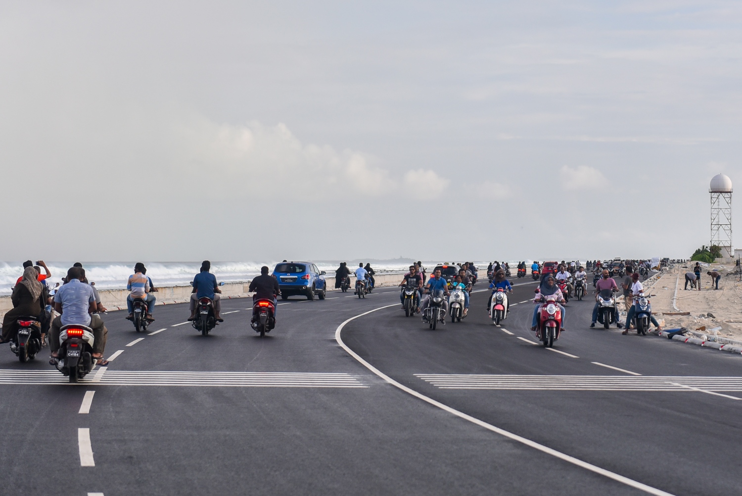 ސެޕްޓެމްބަރު 7، 2018- ސިނަމާލެ ބްރިޖު، އާންމު ދަތުރުފަތުރަށް މިއަދު ހުޅުވައިލުމާ އެކު ބަޔަކު އެ ބްރިޖުމަތިން ސައިކަލްތަކުގައި ދަނީ.---ފޮޓޯ: އަހުމަދު ނިޝާތު/މިހާރު