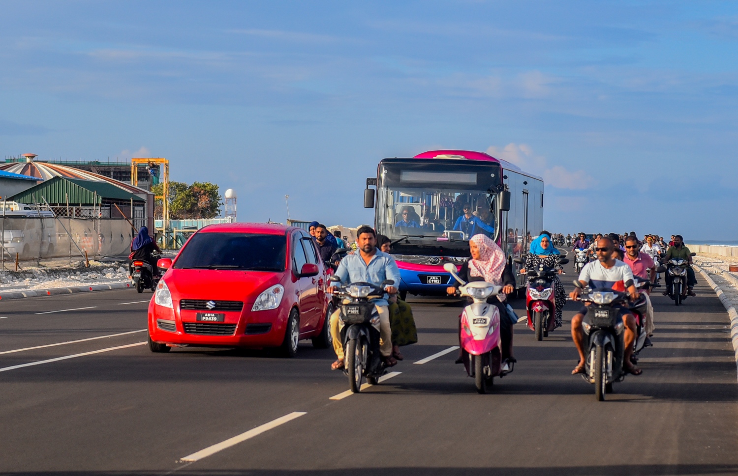 ސެޕްޓެމްބަރު 7، 2018- ސިނަމާލެ ބްރިޖު، އާންމު ދަތުރުފަތުރަށް މިއަދު ހުޅުވައިލުމާ އެކު ބަޔަކު އެ ބްރިޖުމަތިން ވެހިކަލްތަކުގައި ދަނީ.---ފޮޓޯ: އަހުމަދު ނިޝާތު/މިހާރު