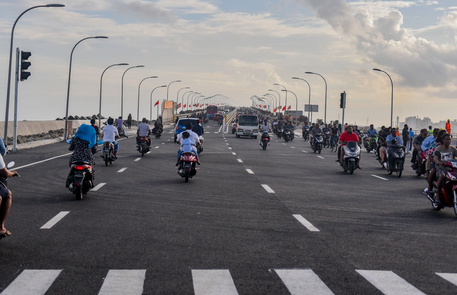 ސެޕްޓެމްބަރު 7، 2018- ސިނަމާލެ ބްރިޖު، އާންމު ދަތުރުފަތުރަށް މިއަދު ހުޅުވައިލުމާ އެކު ބަޔަކު އެ ބްރިޖުމަތިން ސައިކަލްތަކުގައި ދަނީ.---ފޮޓޯ: އަހުމަދު ނިޝާތު/މިހާރު