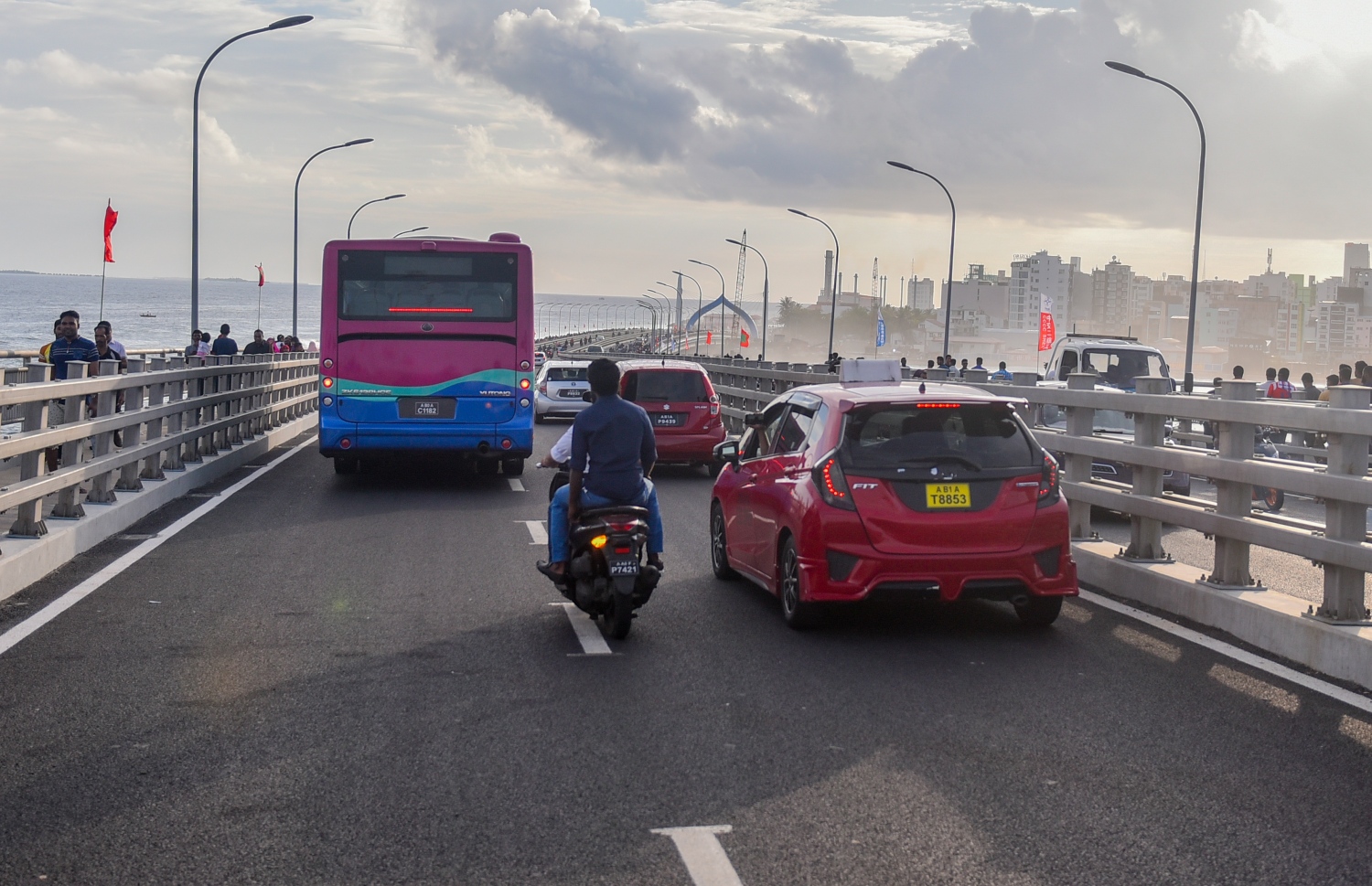 ސެޕްޓެމްބަރު 7، 2018- ސިނަމާލެ ބްރިޖު، އާންމު ދަތުރުފަތުރަށް މިއަދު ހުޅުވައިލުމާ އެކު ބަޔަކު އެ ބްރިޖުމަތިން ވެހިކަލްތަކުގައި ދަނީ.---ފޮޓޯ: އަހުމަދު ނިޝާތު/މިހާރު