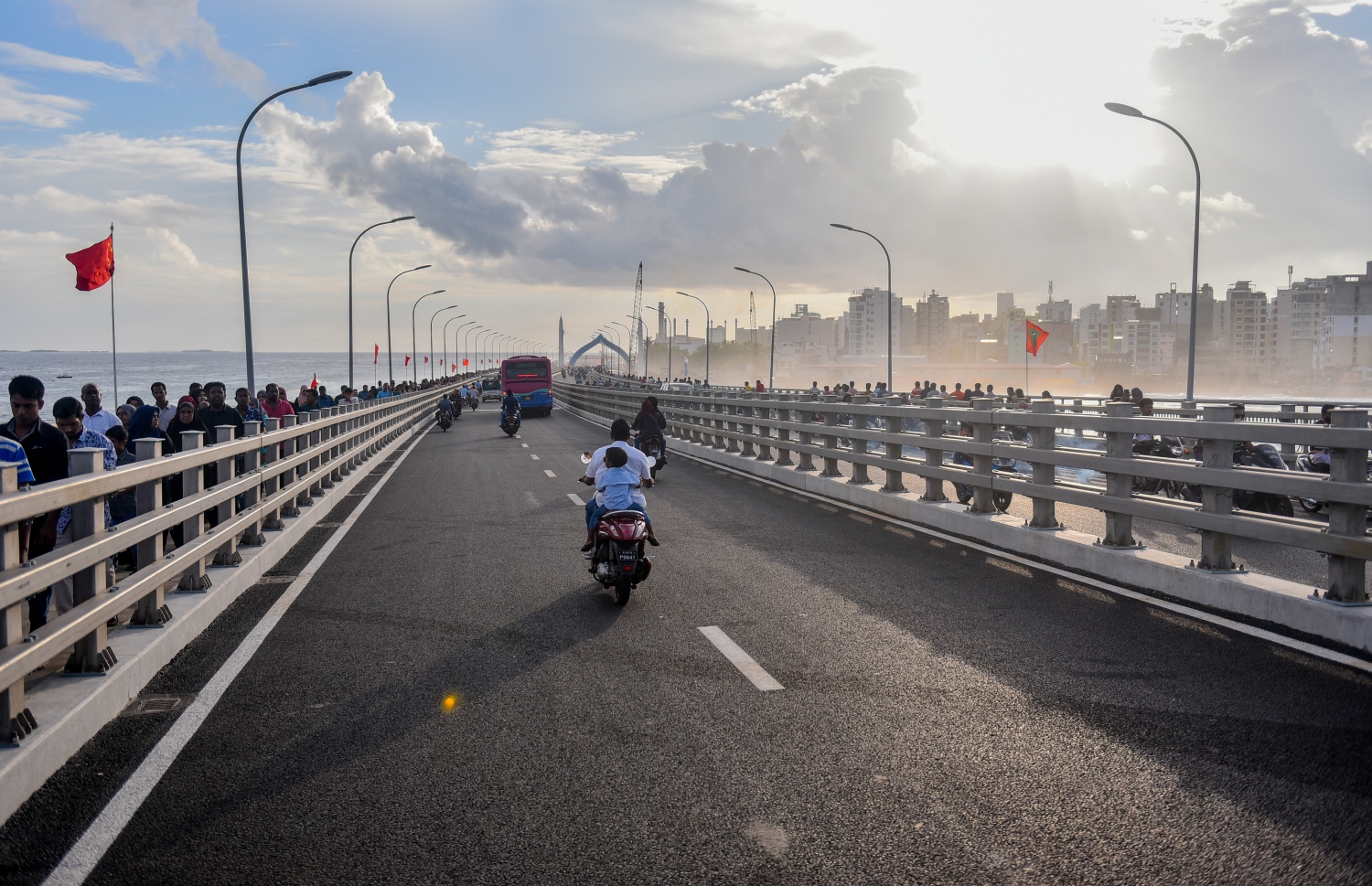 ސެޕްޓެމްބަރު 7، 2018- ސިނަމާލެ ބްރިޖު، އާންމު ދަތުރުފަތުރަށް މިއަދު ހުޅުވައިލުމާ އެކު ބަޔަކު އެ ބްރިޖުމަތިން ވެހިކަލްތަކުގައި ދަނީ.---ފޮޓޯ: އަހުމަދު ނިޝާތު/މިހާރު