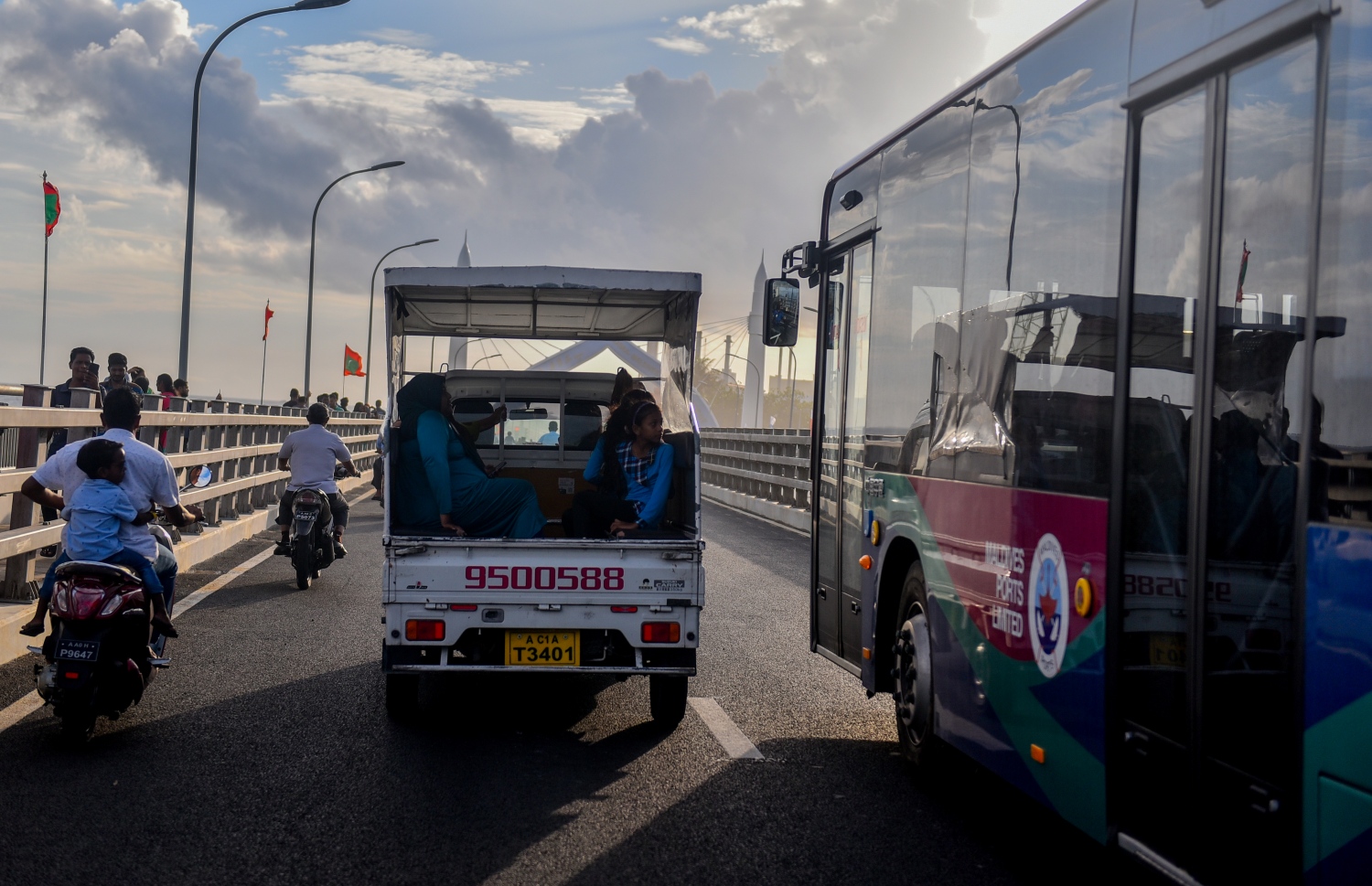 ސެޕްޓެމްބަރު 7، 2018- ސިނަމާލެ ބްރިޖު، އާންމު ދަތުރުފަތުރަށް މިއަދު ހުޅުވައިލުމާ އެކު ބަޔަކު އެ ބްރިޖުމަތިން ވެހިކަލްތަކުގައި ދަނީ.---ފޮޓޯ: އަހުމަދު ނިޝާތު/މިހާރު