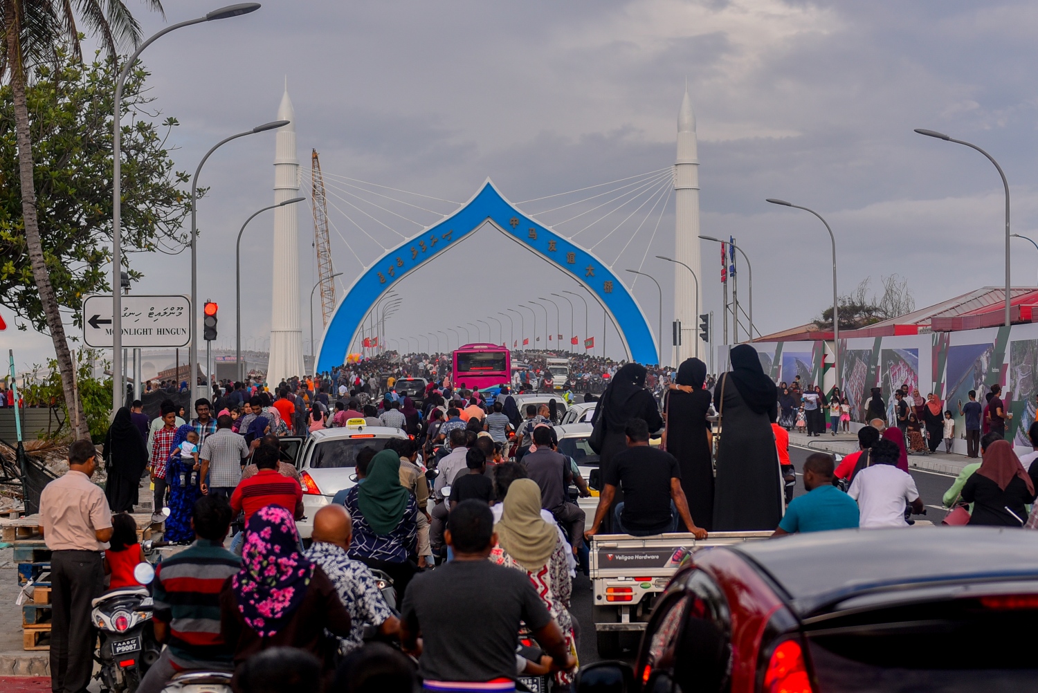 ސެޕްޓެމްބަރު 7، 2018- ސިނަމާލެ ބްރިޖު، އާންމު ދަތުރުފަތުރަށް މިއަދު ހަވީރު 4:00 ގައި ހުޅުވައިލުމާ އެކު، ބްރިޖުމަތި ތޮއްޖެހިފައި.---ފޮޓޯ: އަހުމަދު ނިޝާތު/މިހާރު