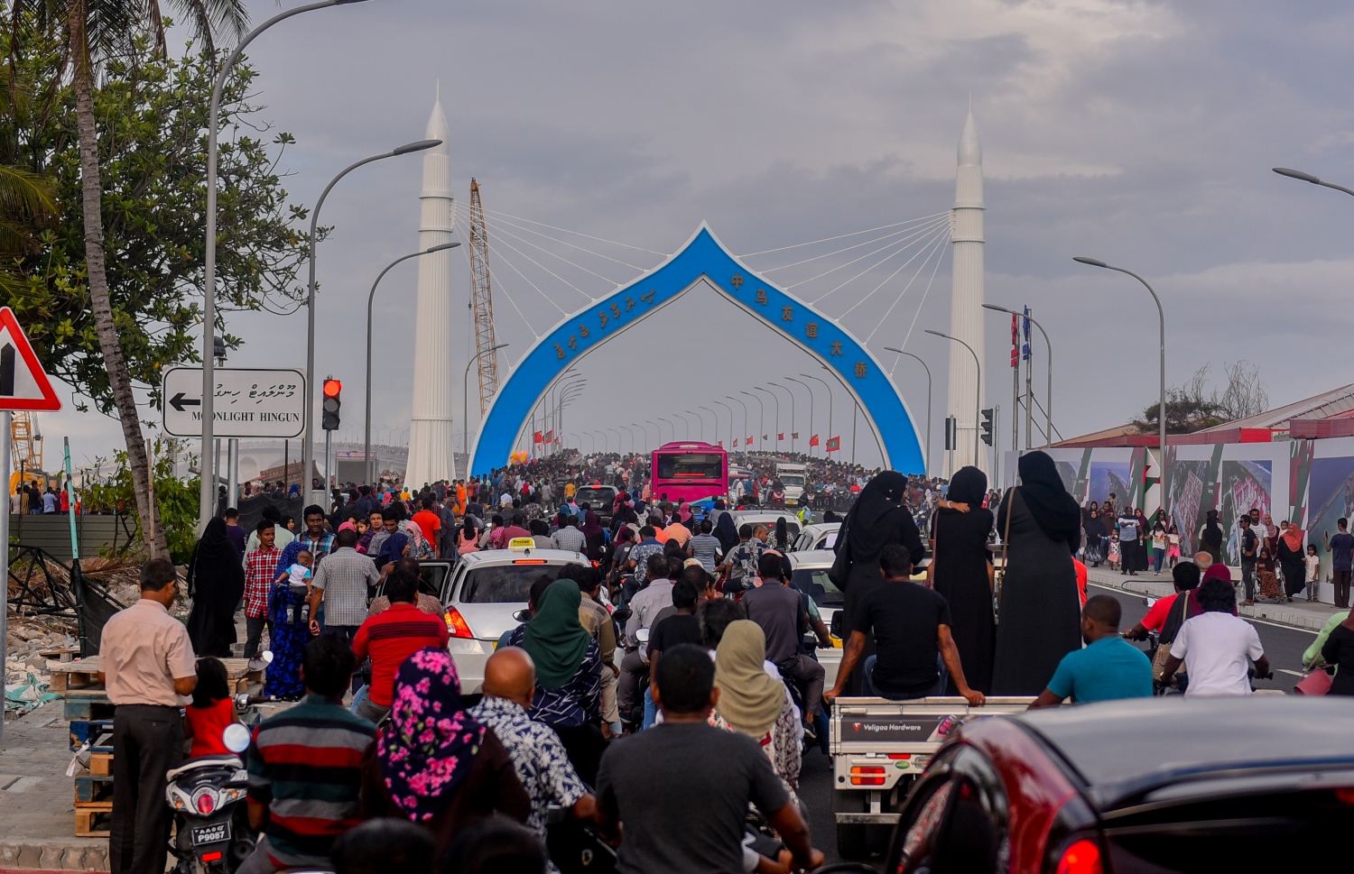 ިސިނަމާލެ ބްރިޖު، އާންމު ދަތުރުފަތުރަށް މިއަދު ހަވީރު 4:00 ގައި ހުޅުވައިލުމާ އެކު ބްރިޖުމަތި ދުއްވާ އެއްޗެހިން ތޮއްޖެހިފައި.---ފޮޓޯ: އަހުމަދު ނިޝާތު/މިހާރު