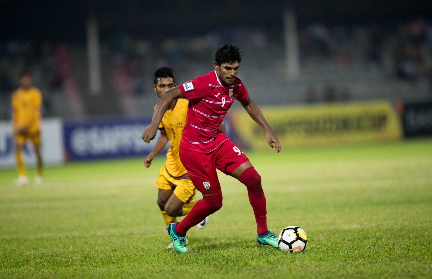 ސާފް ސުޒުކީ ކަޕްގައި މިރޭ ސްރީލަންކާ ކުޅުންތެރިއަކު ކައިރިން ރާއްޖޭގެ އަސަދުﷲ ބޯޅަ ހިފައިގެންދަނީ. -- ފޮޓޯ: އިމޭޖަސް.އެމްވީ