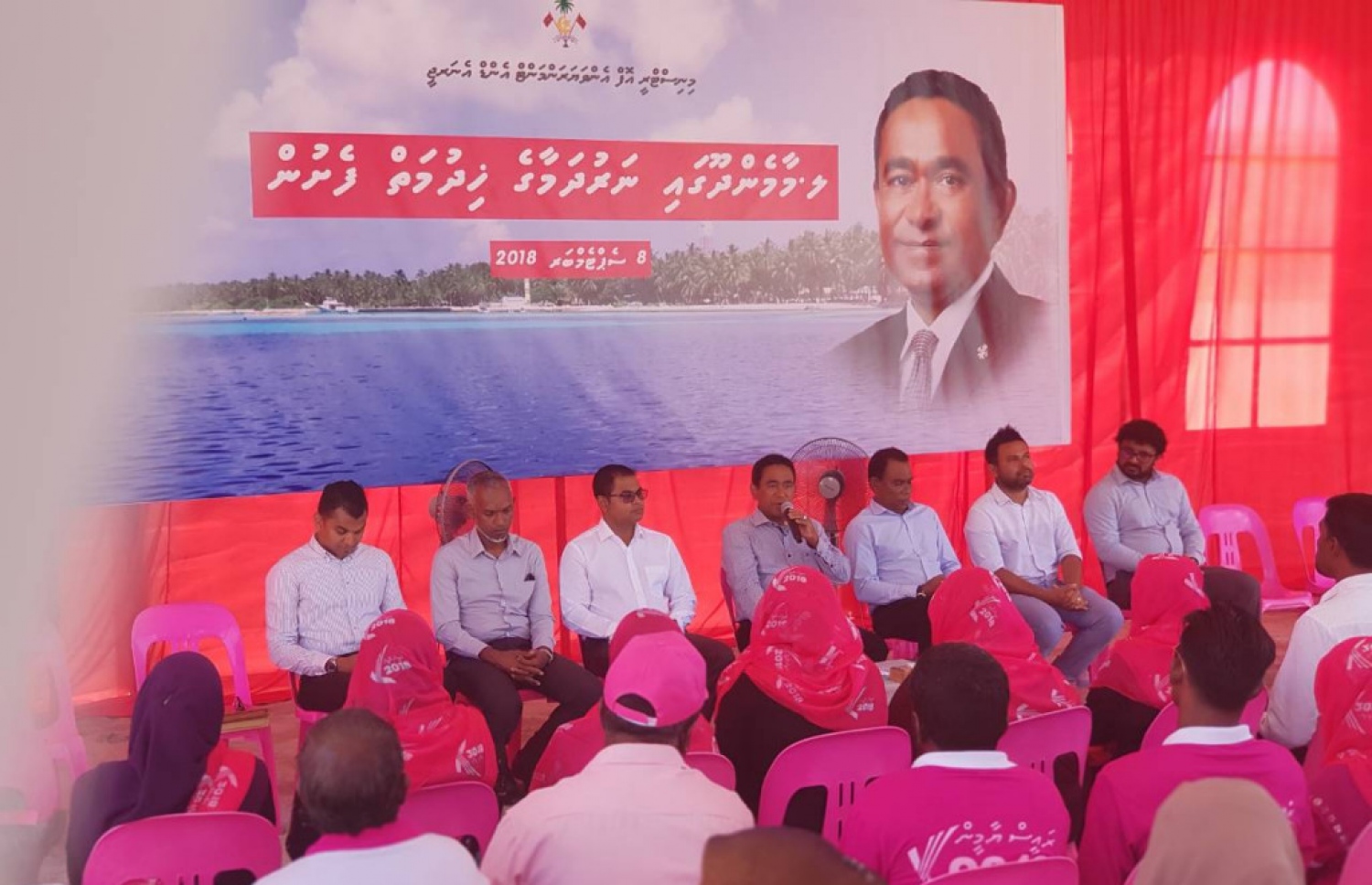 ލ. މާމެންދޫގެ ރައްޔިތުންނާ ރައީސް ޔާމީން ބައްދަލު ކުރައްވަނީ.