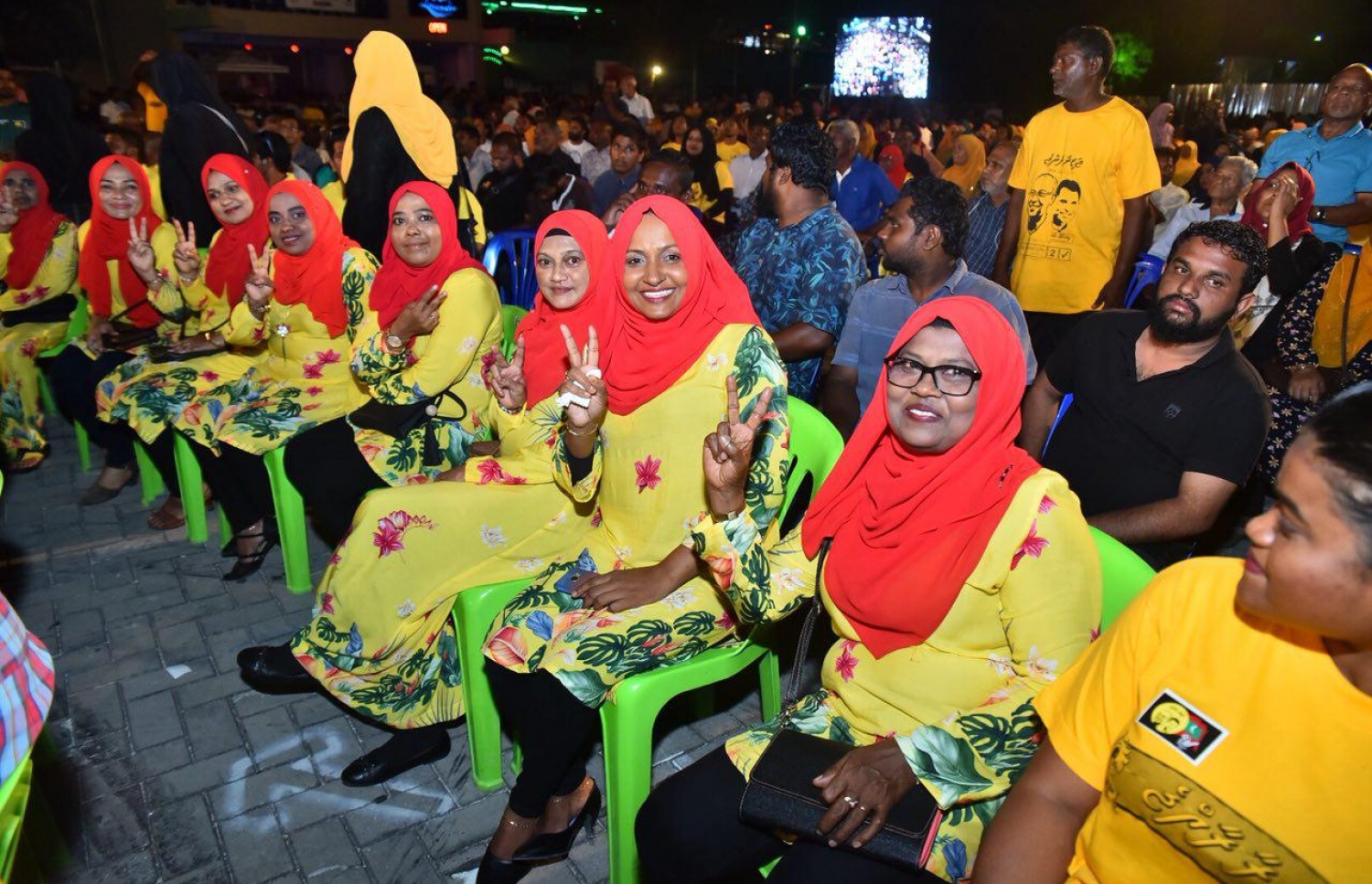 އިދިކޮޅު ކޯލިޝަނުން ބޭއްވި ޖަލްސާގައި އަންހެނުންތަކެއް ބައިވެރިވަނީ.-- ފޮޓޯ: ނިޝާން އަލީ/ މިހާރު