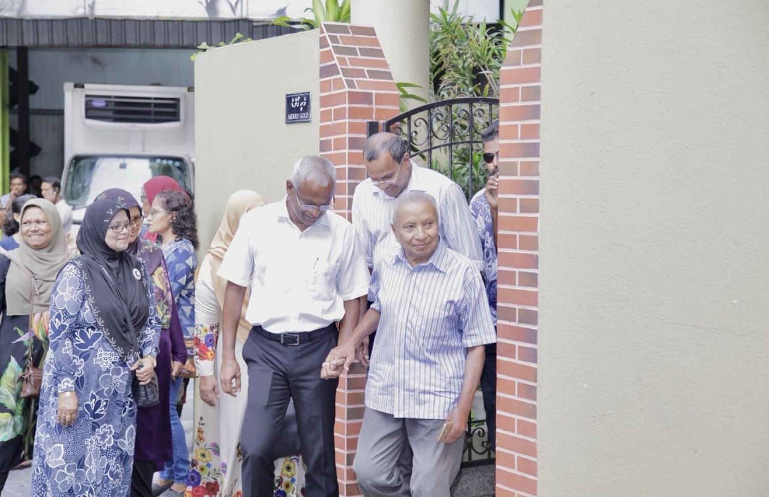 ގުޅިފައިވާ ޕާޓީތަކުގެ ރިޔާސީ ކެންޑިޑޭޓް އިބްރާހިމް މުހައްމަދު ސޯލިހު އާއެކު އުމަރު ޒާހިރު އެމަނިކުފާނު ގެކޮޅުން ނުކުމެ ވަޑައިގަންނަވަނީ.