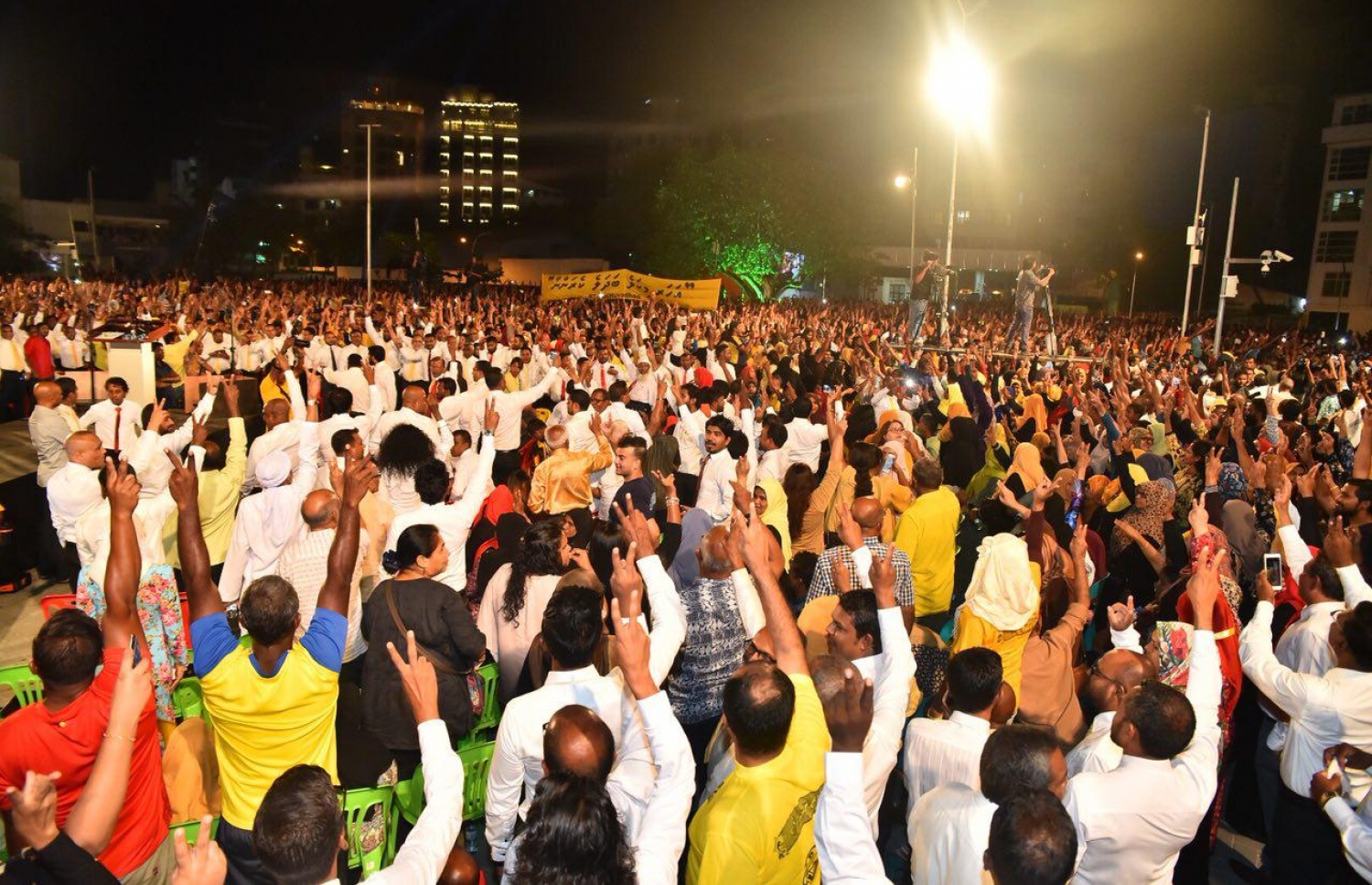 ރޭގެ ޖަލްސާ އަށް ގިނަ އަދަދެއްގެ ބަޔަކު ޖަމާވެފައި.-- ފޮޓޯ: ނިޝާން އަލީ/ މިހާރު