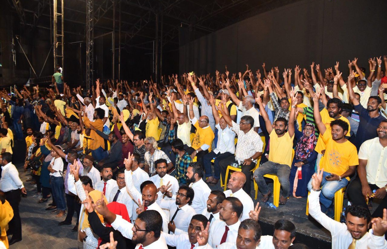 އިދިކޮޅު ޖަލްސާގައި، ސަޕޯޓަރުންތަކެއް އަތް އުފުލައި ތަރުހީބު ދެނީ. ޖަލްސާގައި ގިނަ އަދަދެއްގެ ބަޔަކު ބައިވެރިވި. - ފޮޓޯ: ނިޝާން އަލީ/ މިހާރު