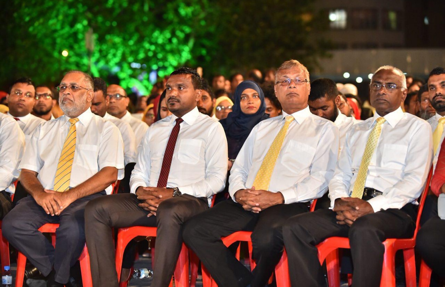 އިދިކޮޅު ކޯލިޝަނުން ބޭއްވި ޖަލްސާގައި މަޖިލިހުގެ ބައެއް މެމްބަރުން ބައިވެރިވެވަޑައިގަންނަވަނީ. - ފޮޓޯ: ނިޝާން އަލީ/ މިހާރު
