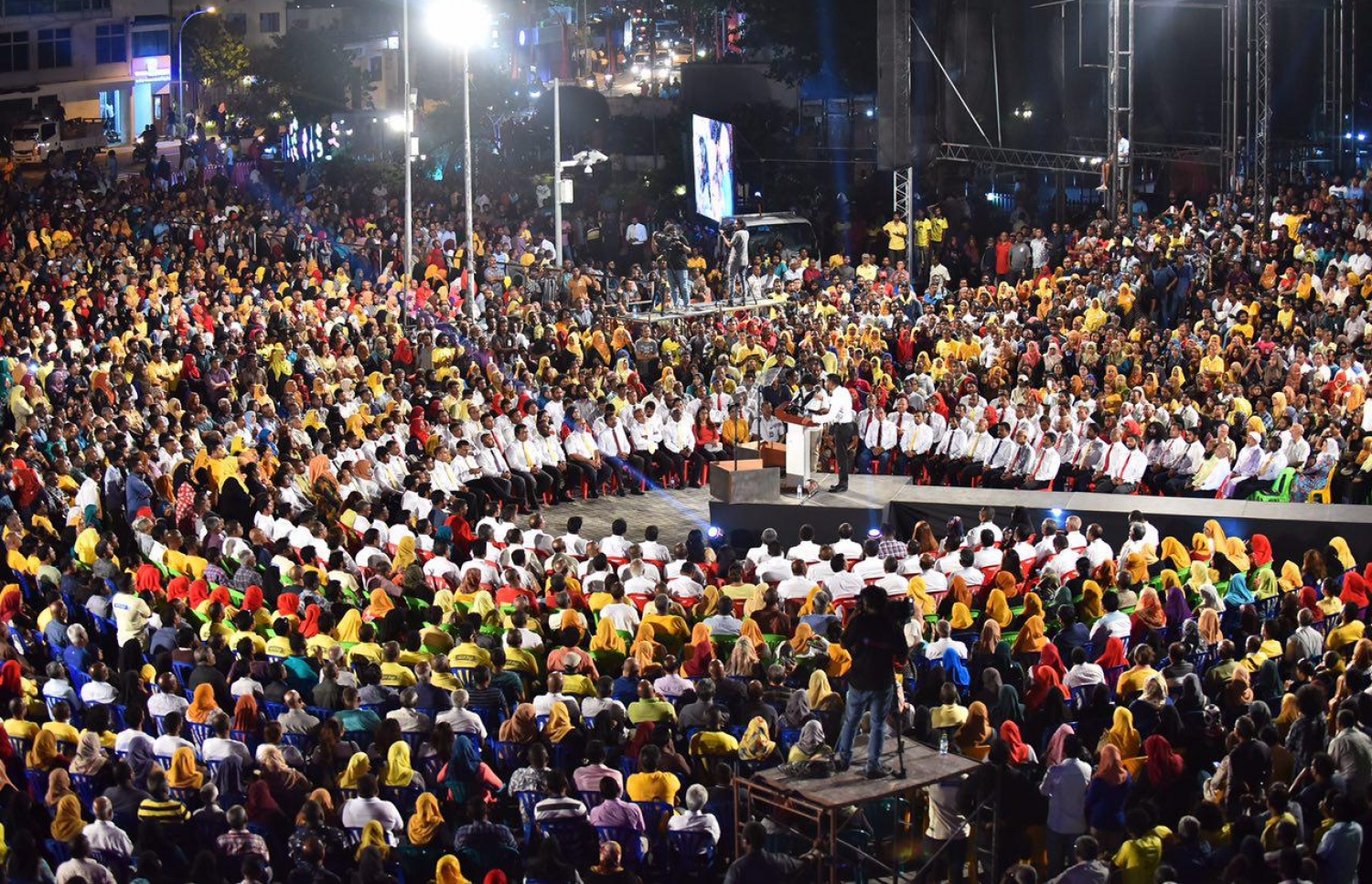 އިދިކޮޅު ފަރާތްތަކުން މިރޭ ބާއްވާ ޖަލްސާ. މި ޖަލްސާގައި އެތައް ހާސް ބަޔަކު ބައިވެރިވި. -- ފޮޓޯ: ނިޝާން އަލީ/ މިހާރު