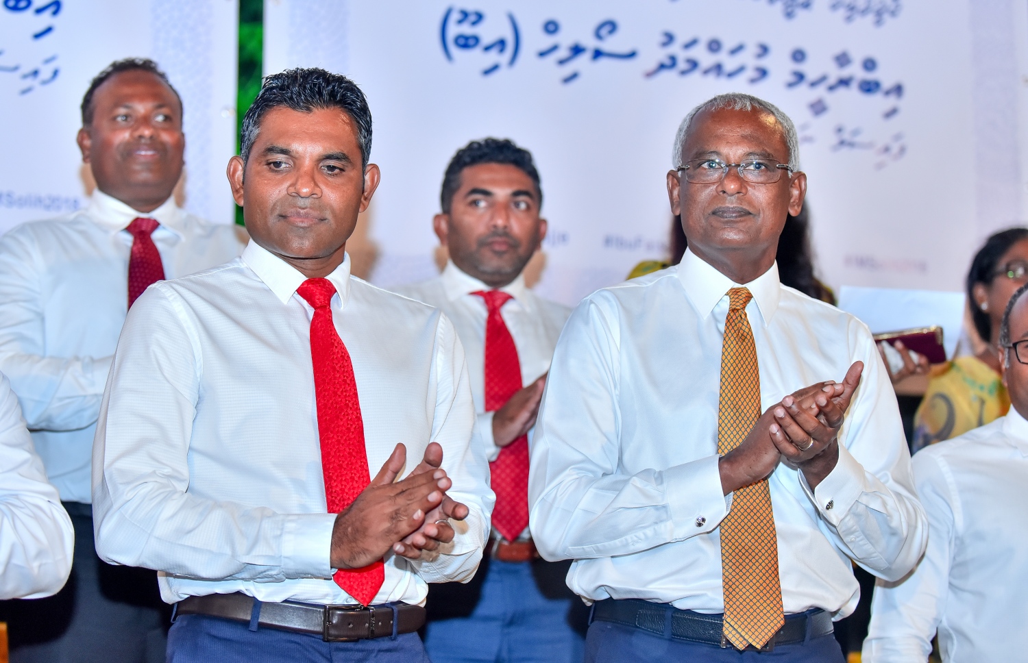 އިދިކޮޅު ކޯލިޝަނުން ރޭ ބޭއްވި ބޮޑު ޖަލްސާގައި އިދިކޮޅު ކޯލިޝަންގެ ރިޔާސީ ކެންޑިޑޭޓު އިބޫ އަދި ރަނިންމޭޓު ފައިސަލް ނަސީމް ބައިވެރިވެވަޑައިގަންނަވަނީ. - ފޮޓޯ: ނިޝާން އަލީ/ މިހާރު