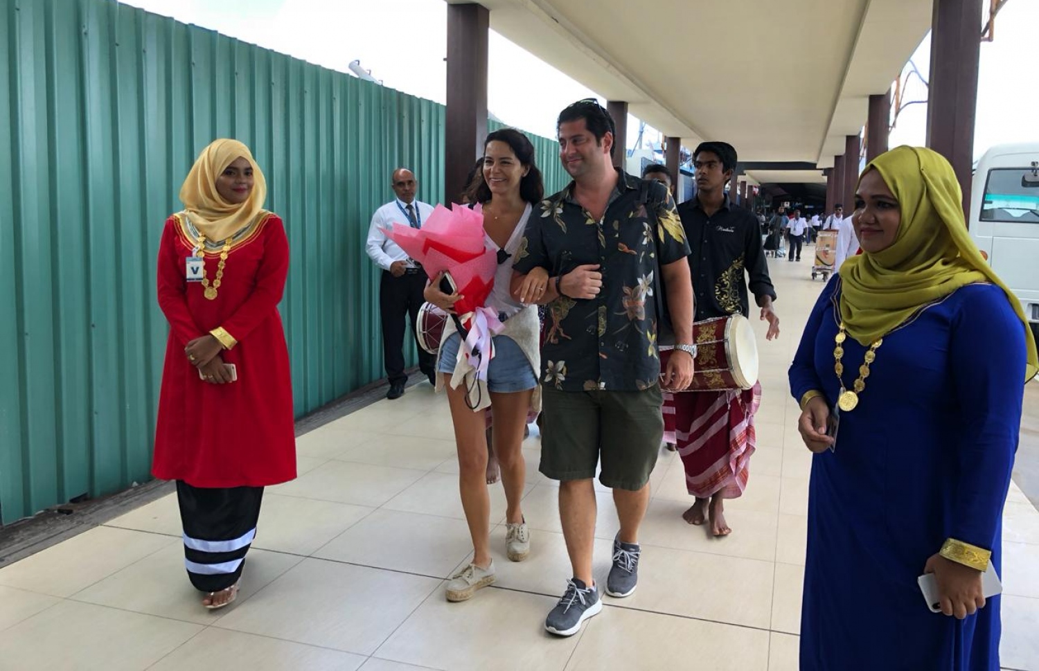 އެއް މިލިއަން ވަނަ ޓޫރިސްޓާއި އޭނާގެ ލޯބިވެރިޔާ، ވީއައިޕީ ލައުންޗަށް ގެންދަނީ