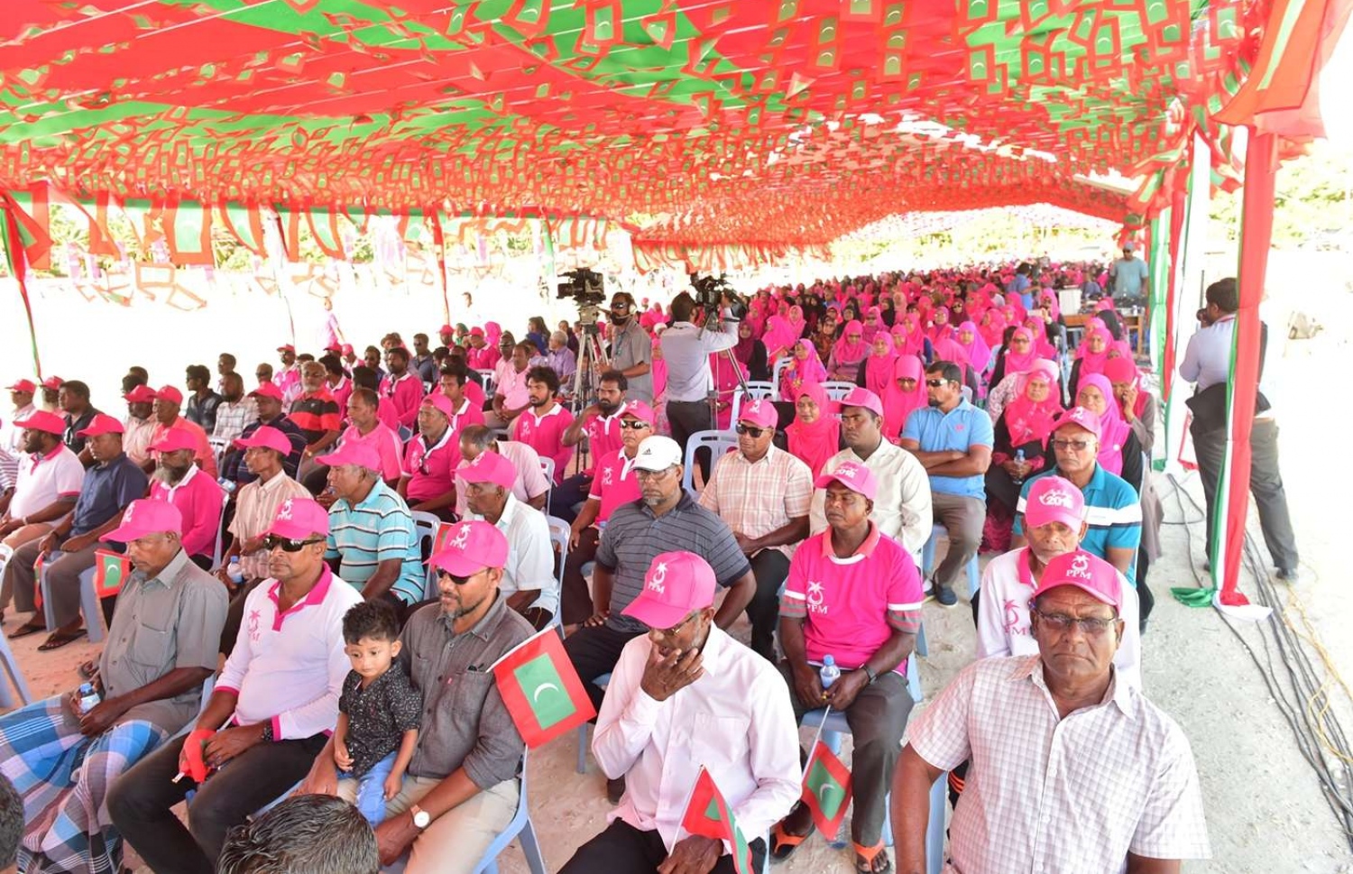 ސެޕްޓެމްބަރު 9، 2018- ރައީސް އަބްދުﷲ ޔާމީން ލ. އަތޮޅަށް ކުރެއްވި ކެމްޕެއިން ދަތުރުފުޅުގައި، ގަމު ތުނޑީ އަވަށު ބަނދަރު ހުޅުވުމުގެ ޖަލްސާގައި ގިނަ އަދަދެއްގެ މީހުން ބައިވެރިވަނީ.---ފޮޓޯ: ރައީސް އޮފީސް