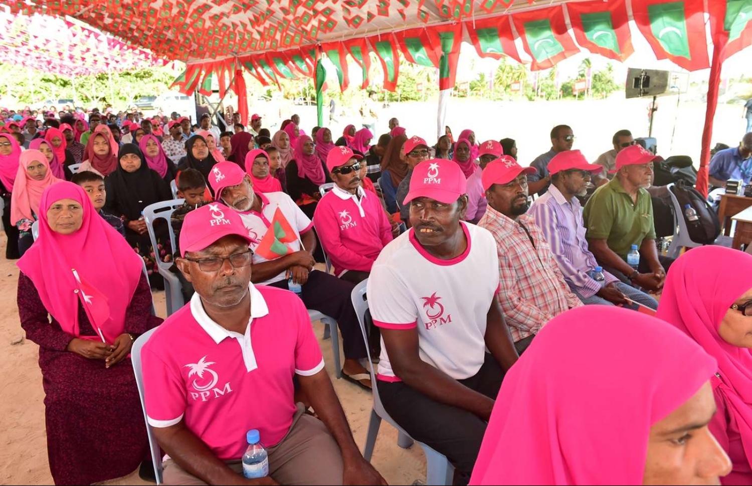 ސެޕްޓެމްބަރު 9، 2018- ރައީސް އަބްދުﷲ ޔާމީން ލ. އަތޮޅަށް ކުރެއްވި ކެމްޕެއިން ދަތުރުފުޅުގައި، ގަމު ތުނޑީ އަވަށު ބަނދަރު ހުޅުވުމުގެ ޖަލްސާގައި ގިނަ އަދަދެއްގެ މީހުން ބައިވެރިވަނީ.---ފޮޓޯ: ރައީސް އޮފީސް