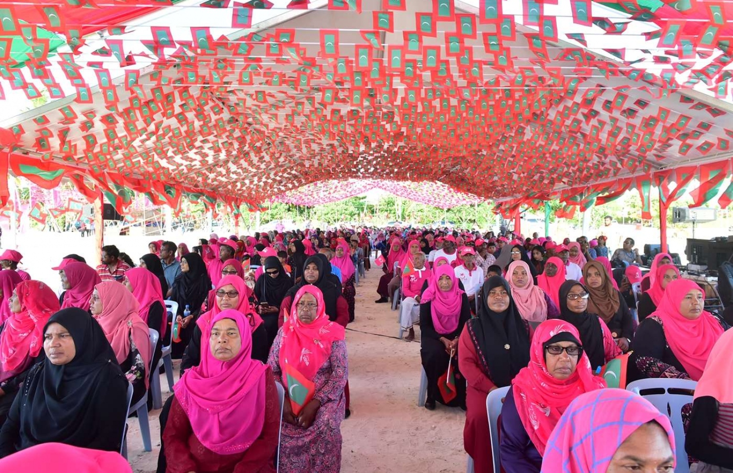 ސެޕްޓެމްބަރު 9، 2018- ރައީސް އަބްދުﷲ ޔާމީން ލ. އަތޮޅަށް ކުރެއްވި ކެމްޕެއިން ދަތުރުފުޅުގައި، ގަމު ތުނޑީ އަވަށު ބަނދަރު ހުޅުވުމުގެ ޖަލްސާގައި ގިނަ އަދަދެއްގެ މީހުން ބައިވެރިވަނީ.---ފޮޓޯ: ރައީސް އޮފީސް