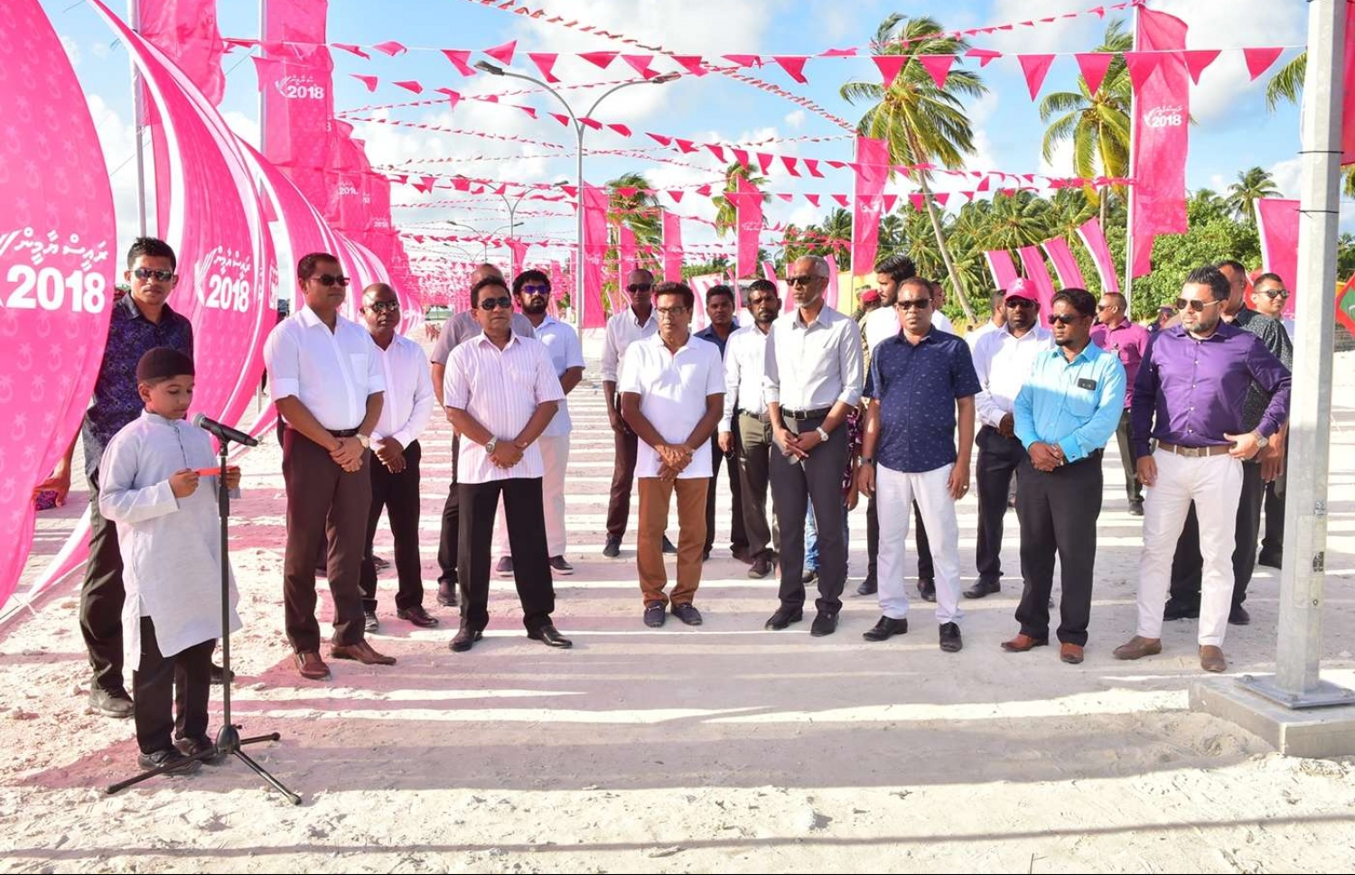 ސެޕްޓެމްބަރު 9، 2018- ރައީސް އަބްދުﷲ ޔާމީން ލ. އަތޮޅަށް ކުރެއްވި ކެމްޕެއިން ދަތުރުފުޅުގައި، ގަމު ތުނޑީ އަވަށު ބަނދަރު ހުޅުވުމުގެ ޖަލްސާގައި ބައިވެރިވެވަޑައިގަންނަވަނީ.---ފޮޓޯ: ރައީސް އޮފީސް