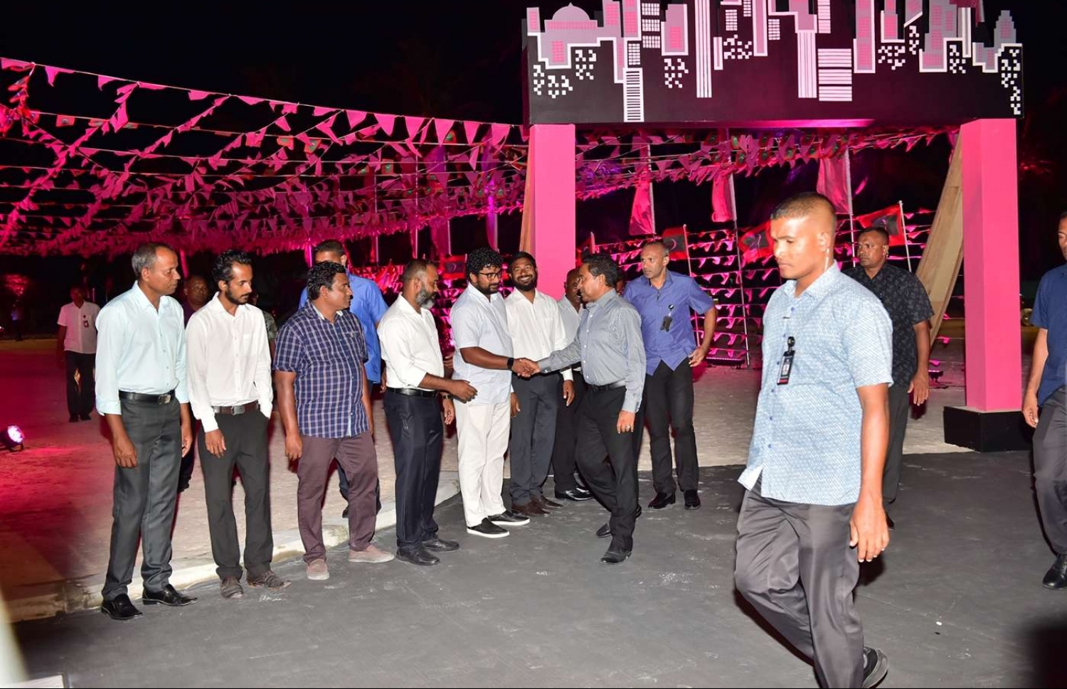 ސެޕްޓެމްބަރު 9، 2018- ރައީސް އަބްދުﷲ ޔާމީން ލ. އަތޮޅަށް ކުރެއްވި ކެމްޕެއިން ދަތުރުފުޅުގައި، އެއަތޮޅު ފޮނަދޫގައި ބޭއްވި ޖަލްސާގައި ބައިވެރިވެ ވަޑައިގެންނެވުމަށްފަހު އެމަނިކުފާނަށް މަރުހަބާ ދެންނެވުމަށް ގޮސްތިބި މީހުންނާއި ސަލާމްކުރައްވަނީ .---ފޮޓޯ: ރައީސް އޮފީސް